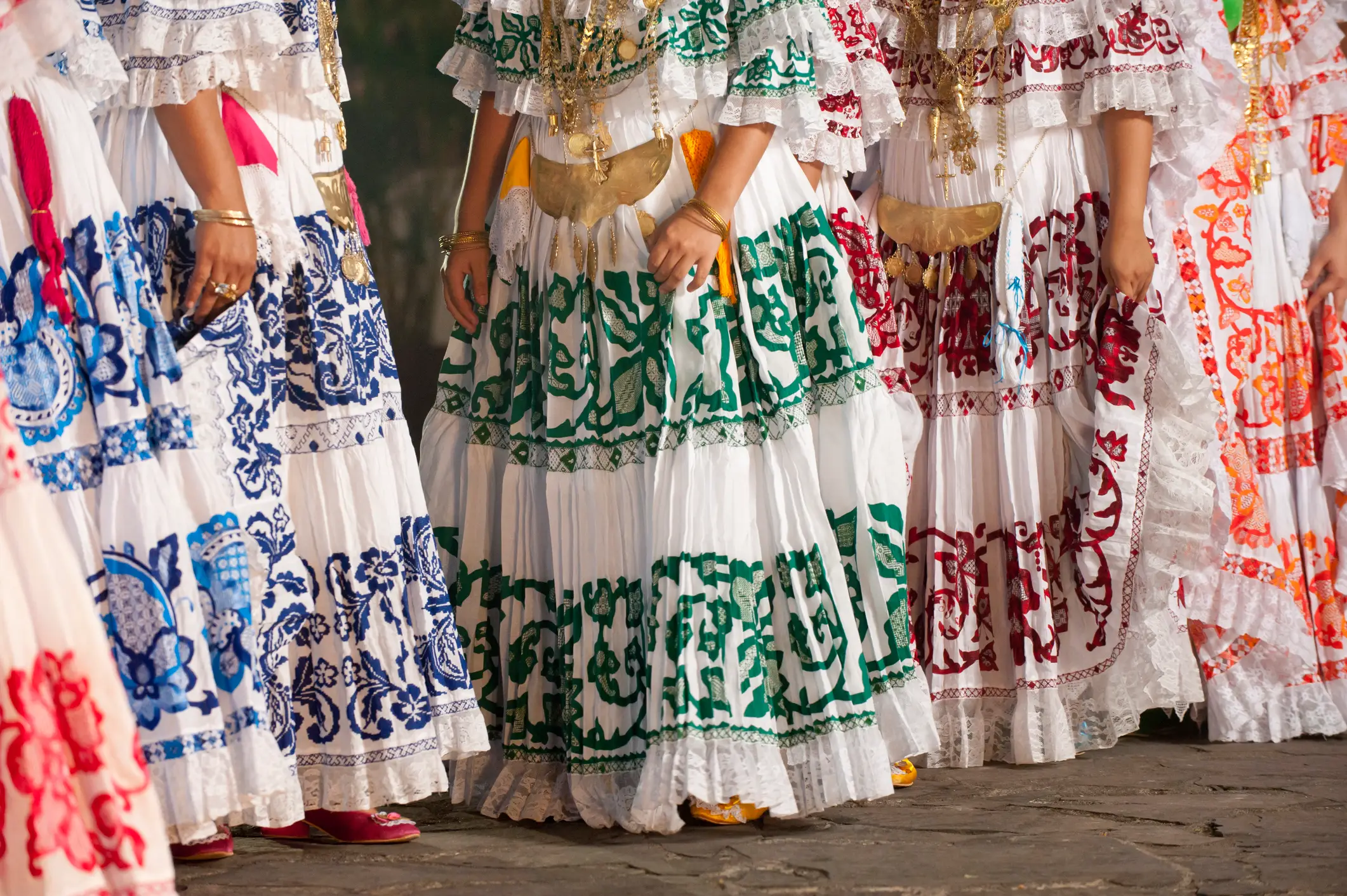 Panama, Pollera Kleidung Detail von Frauen in traditioneller panamaischer Kleidung die Pollera, Panama-Stadt, Panama, Mittelamerika