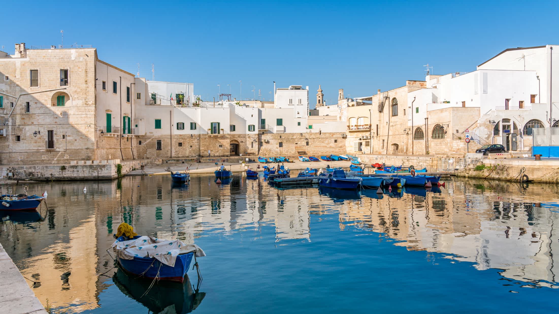 Vue sur le port de la ville de Monopoli, dans les Pouilles, en Italie.