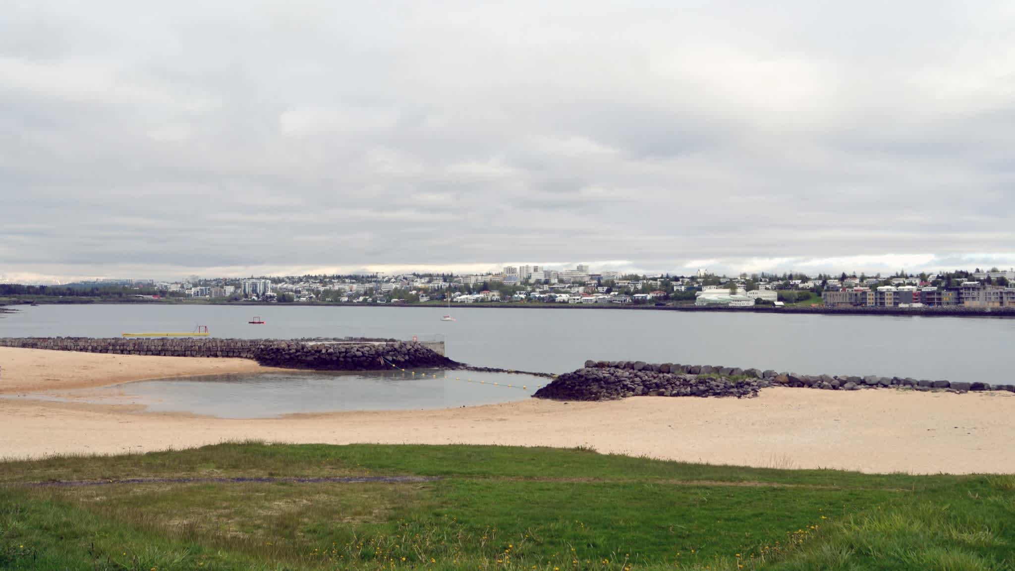 Vue de Kopavogur depuis la plage de Nautholsvik à Reykjavik, Islande.

