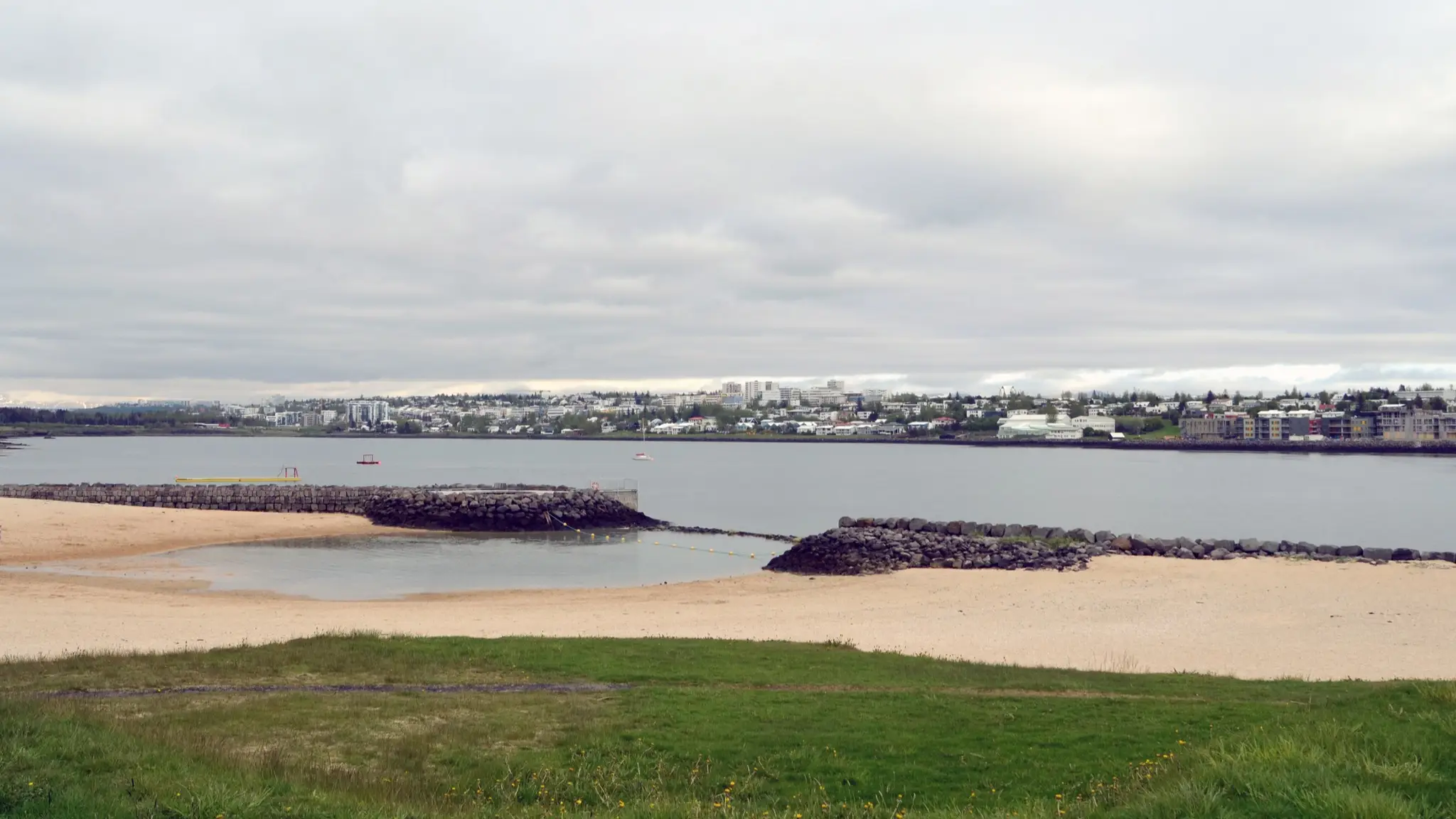 Islande, plage de Nautholsvik Vue de Kopavogur depuis la plage de Nautholsvik à Reykjavik, Islande.