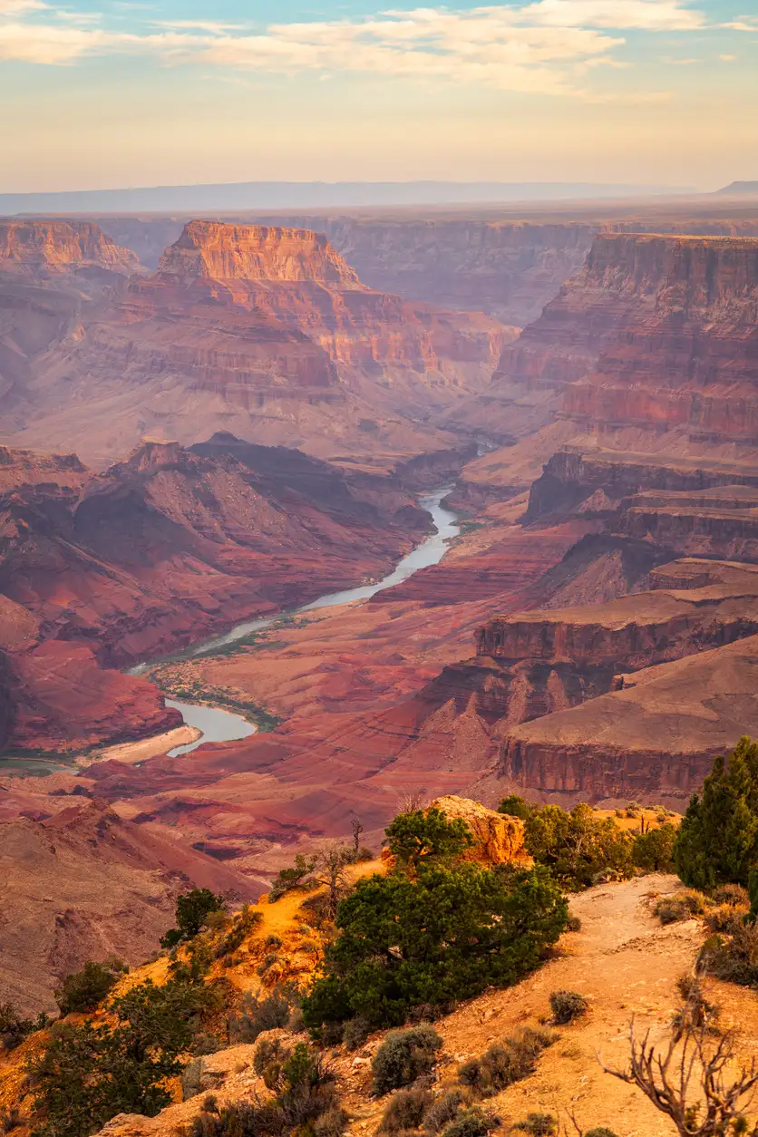 Le Grand Canyon, en Arizona (États-Unis), à l'aube, vu depuis la rive sud