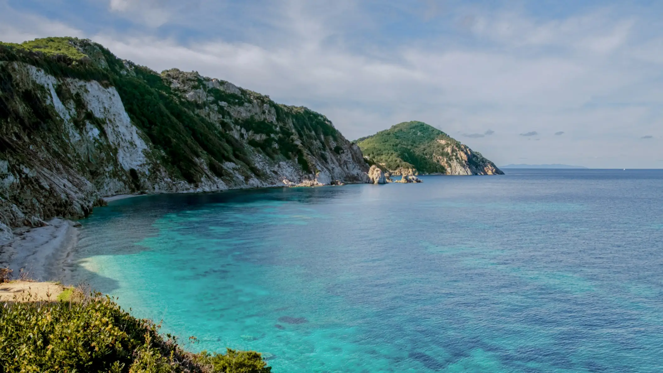 Italien, Toskana, Sansone Beach Blick auf den Sansone Beach auf Elba, Toskanischen Archipel, Italien sowie das blaue Meer, das Riff und die umliegenden Klippen.