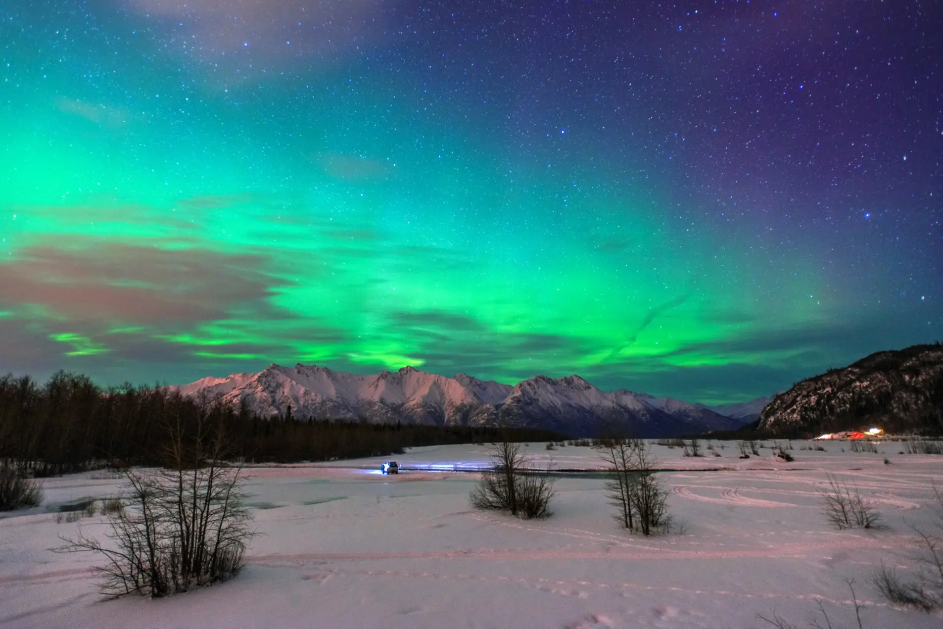 Alaska, Nordlichter Schönes grünes Nordlicht am Knik River in Alaska.