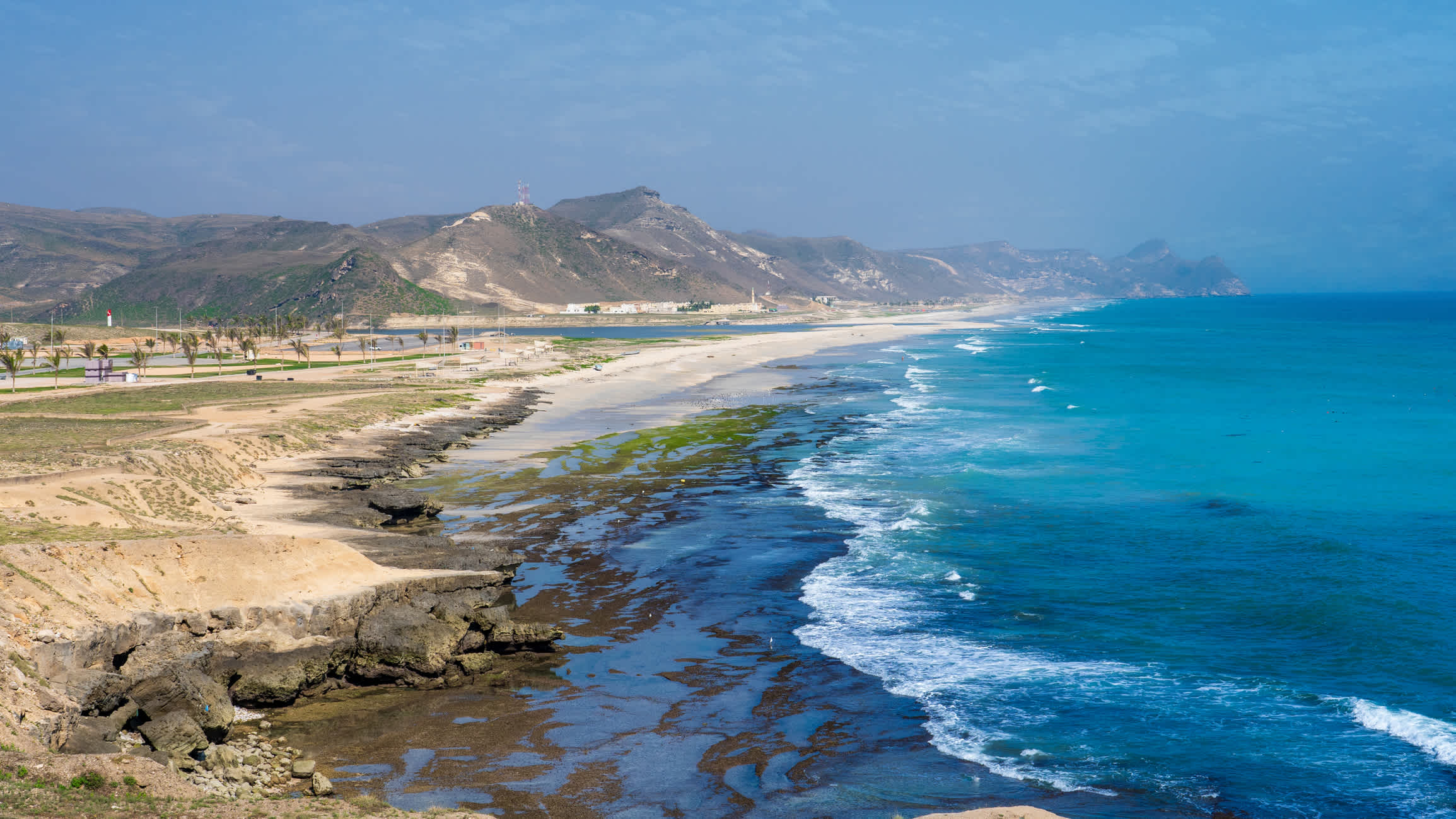 Das Panorama des Al Mughsayl Strands, West-Salalah, Oman.