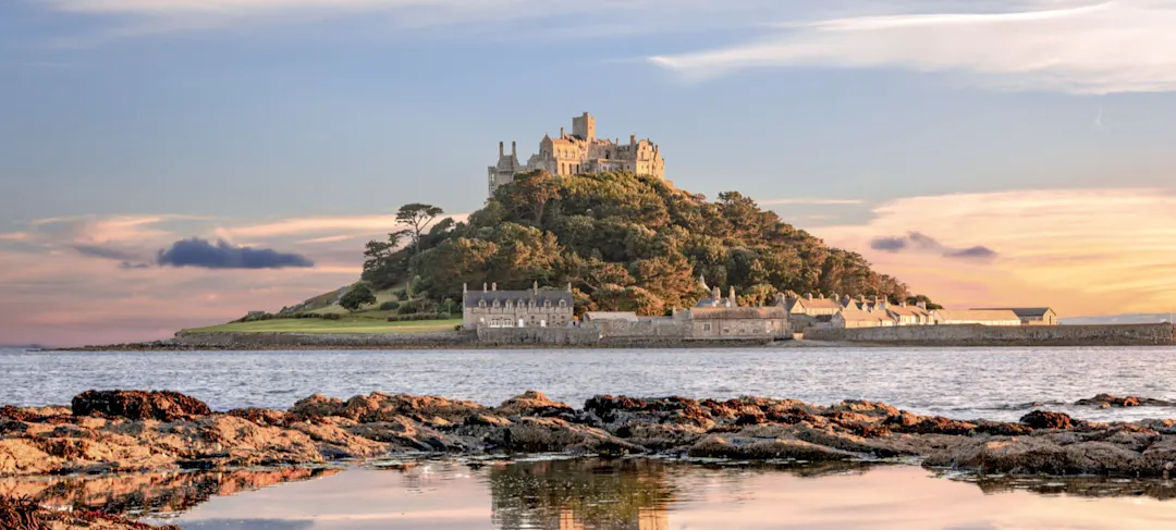 Blick auf die Insel St Michaels Mount mit einem farbenfrohen Himmel, England