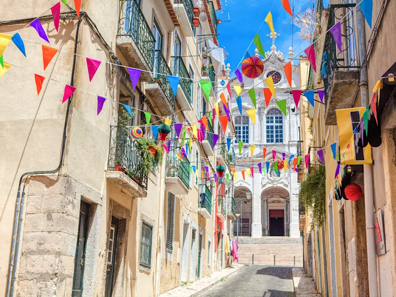 Portugal, Lissabon, Lissabon Bunte Gassen mit Girlanden im historischen Viertel, Lissabon, Lissabon, Portugal.