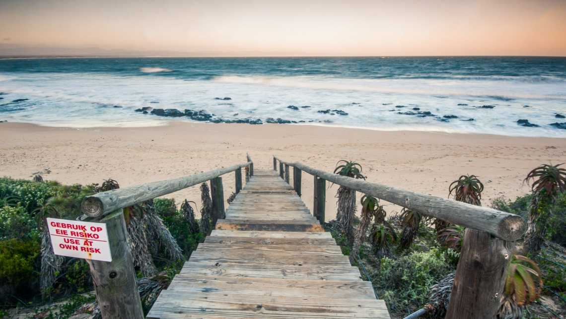 Mer agitée et sable doré sur la côte de Jeffrey's Bay, en Afrique du Sud.