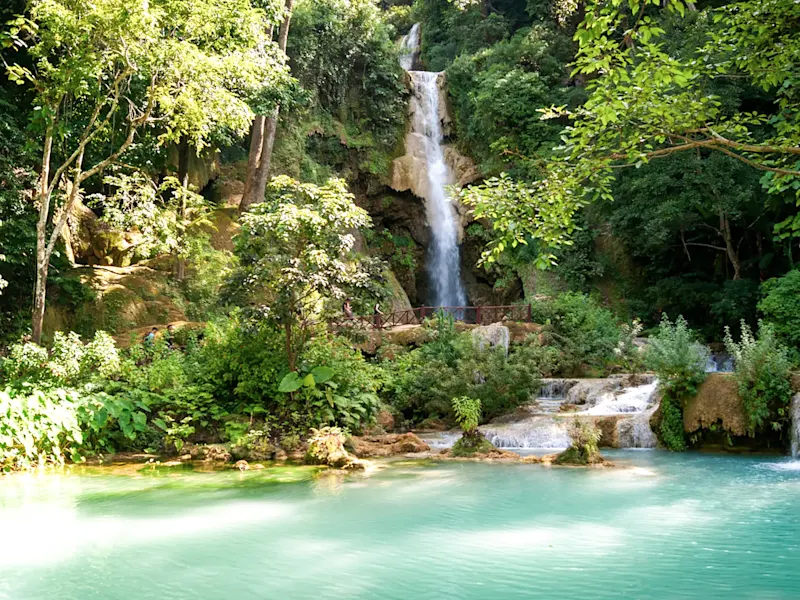 Laos, Luang Prabang, Kuang Si Cascade dans la jungle avec bassin turquoise, Kuang Si, Luang Prabang, Laos.