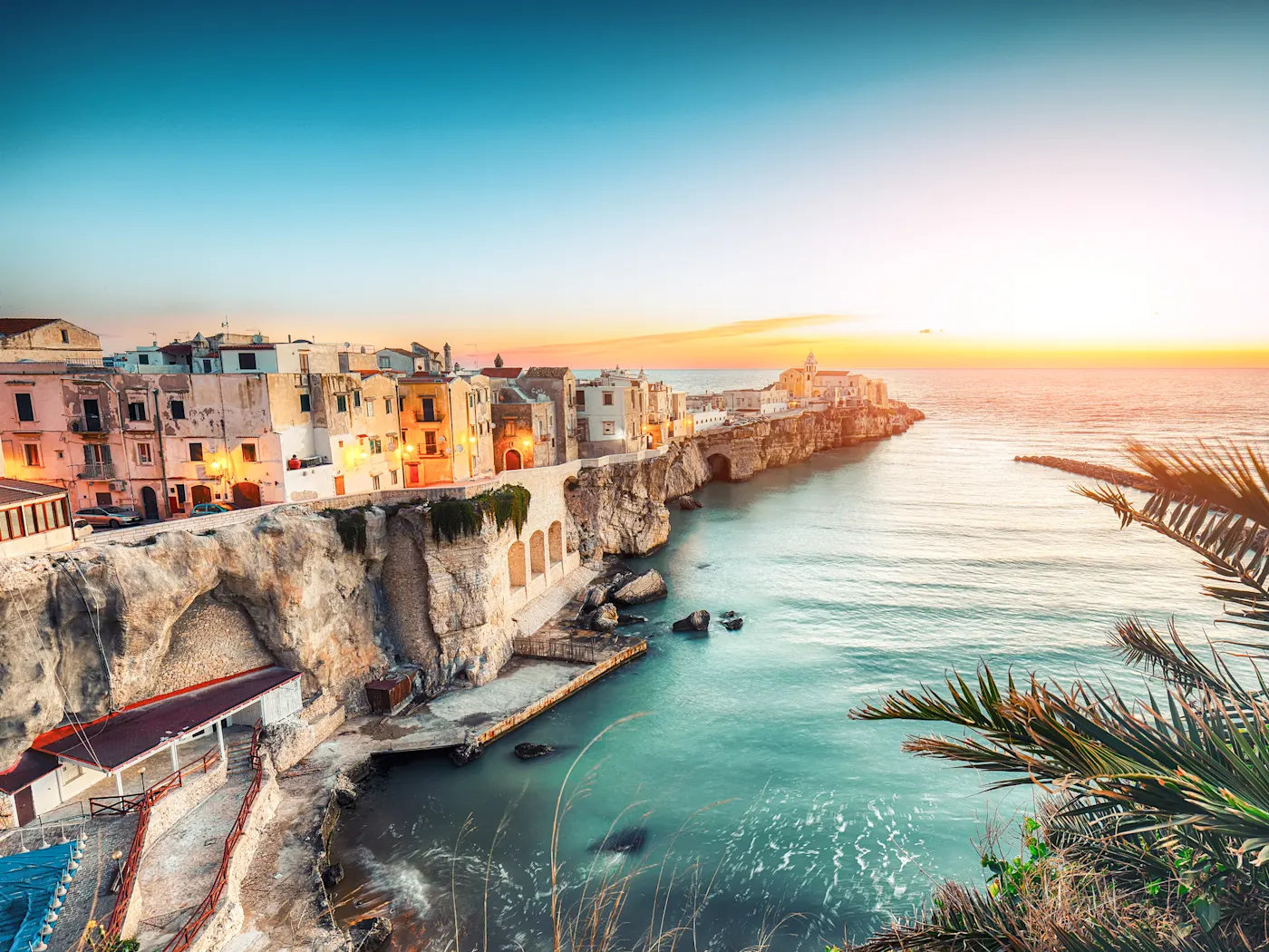 Vieste, Apulien, Italien Eine malerische Küstenstadt an der Adria, berühmt für ihre Altstadt auf den Klippen, traumhafte Strände und spektakuläre Sonnenuntergänge.