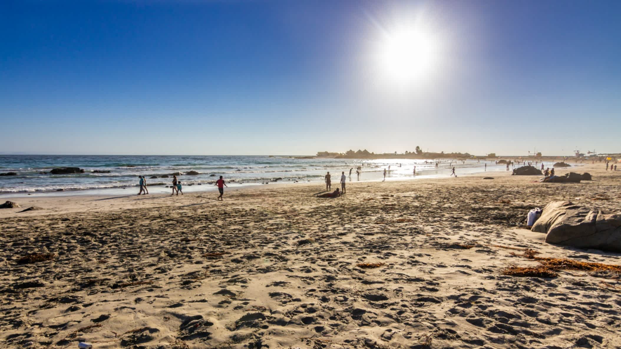 Bild vom goldsandigen Strand Las Tacas in der Weinregion Elqui in Chile bei herrlichem Sonnenschein und mit Strandbesuchern.
