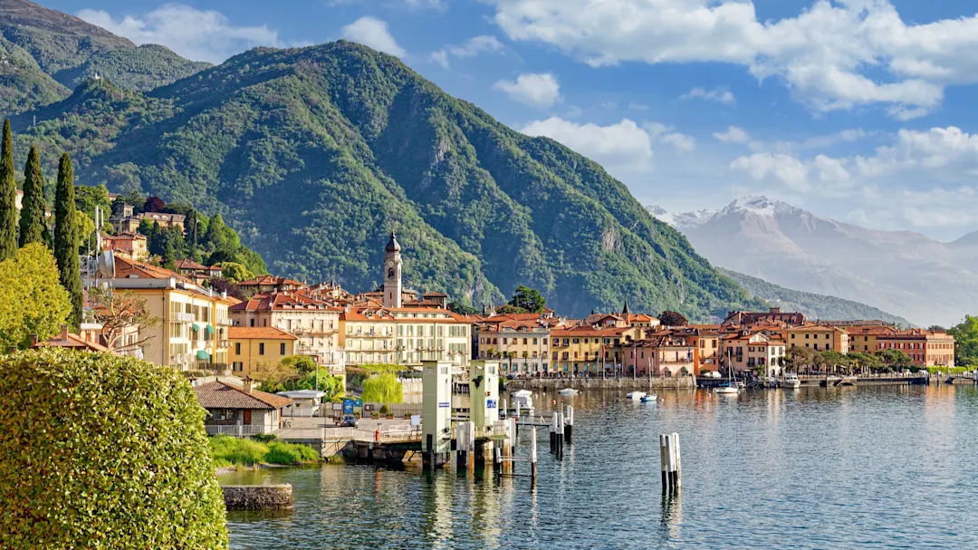 Wasserbrunnen und blumenteller Park auf dem Gehweg, Menaggio, Italien
