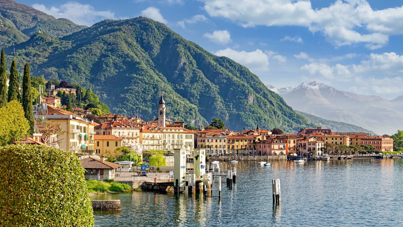Menaggio, Italien Wasserbrunnen und blumenteller Park auf dem Gehweg, Menaggio, Italien