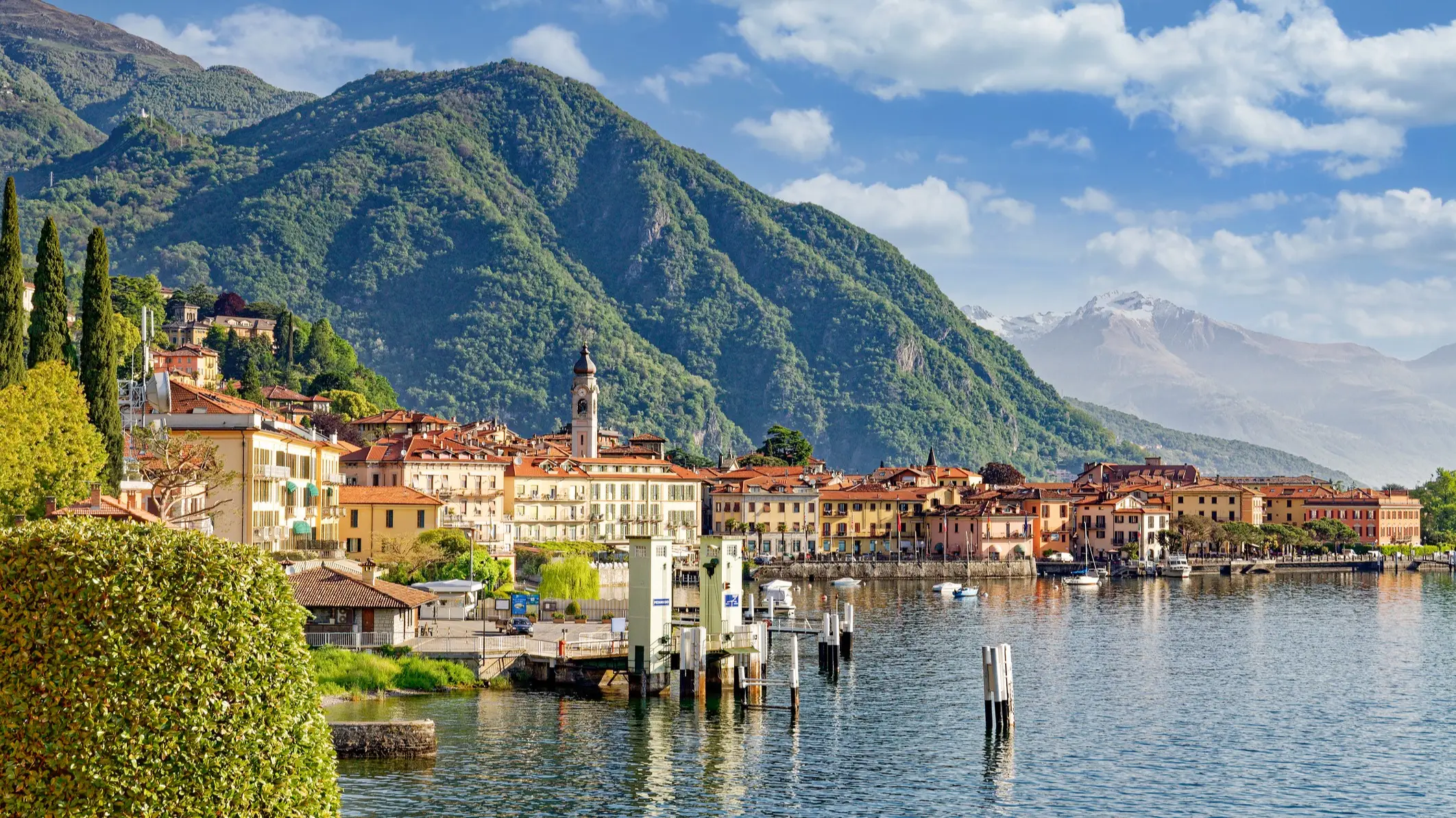Menaggio, Italien Wasserbrunnen und blumenteller Park auf dem Gehweg, Menaggio, Italien