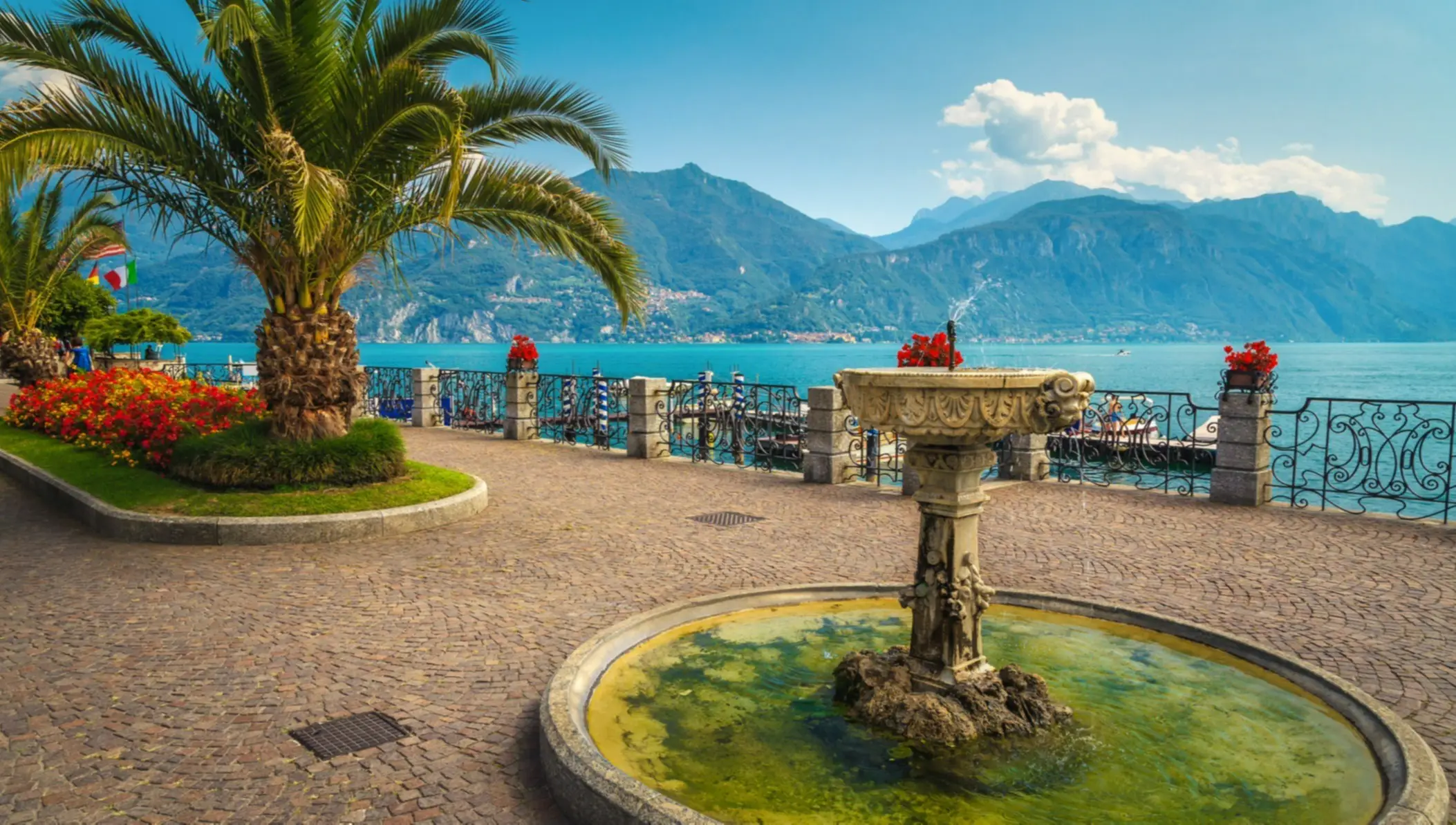 Menaggio, Italien Wasserbrunnen und blumenteller Park auf dem Gehweg, Menaggio, Italien
