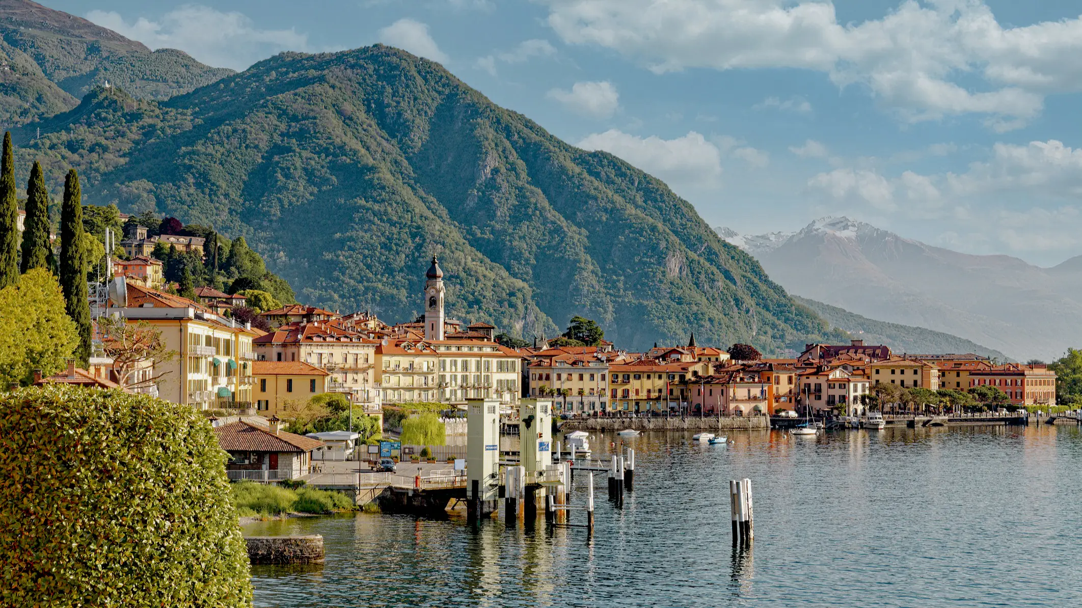 Menaggio, Italien Wasserbrunnen und blumenteller Park auf dem Gehweg, Menaggio, Italien
