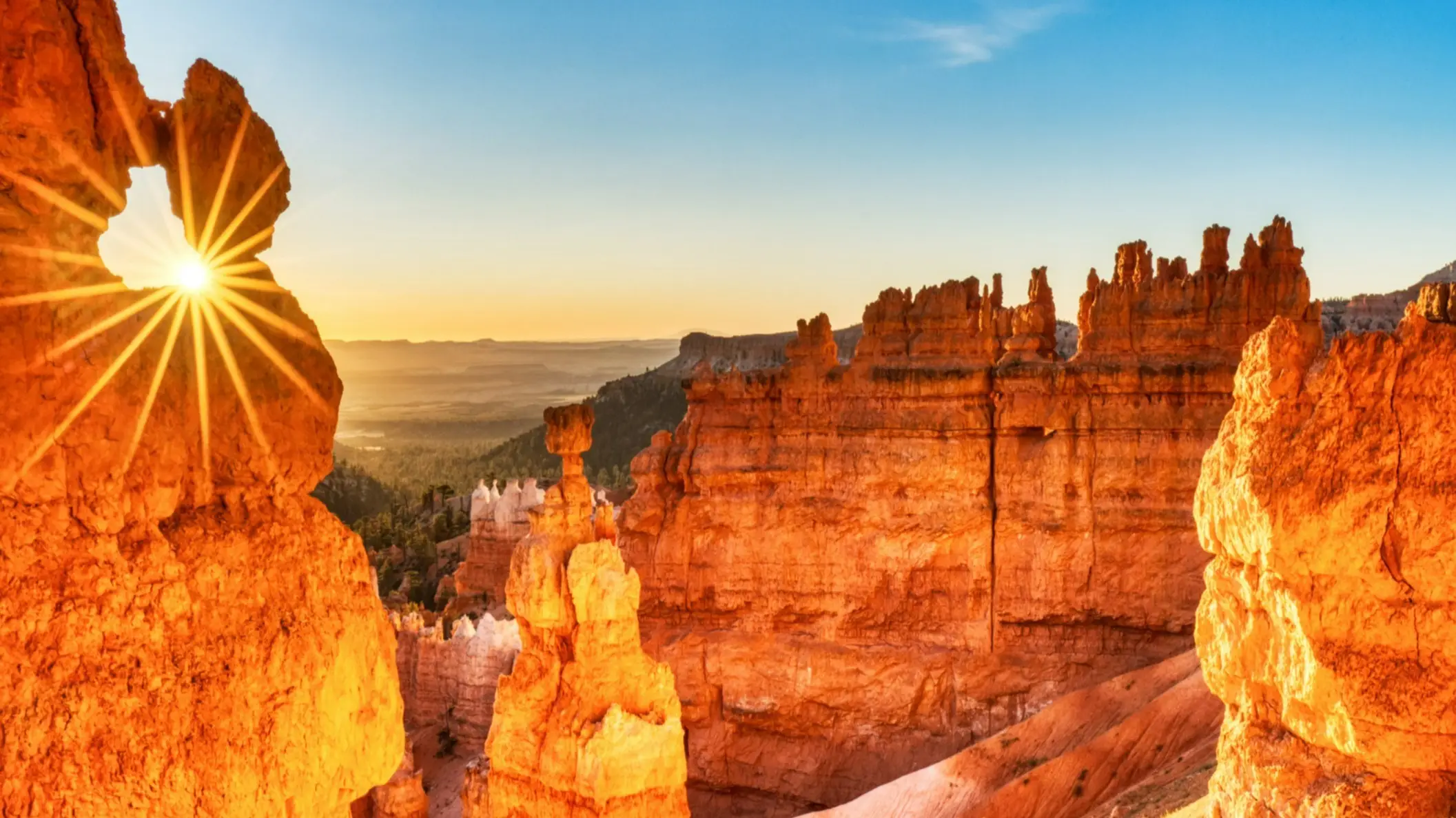 États-Unis Utah Parc national de Bryce Canyon Le marteau de Thor dans le parc national de Bryce Canyon au lever du soleil avec de beaux rayons de soleil, Utah, USA