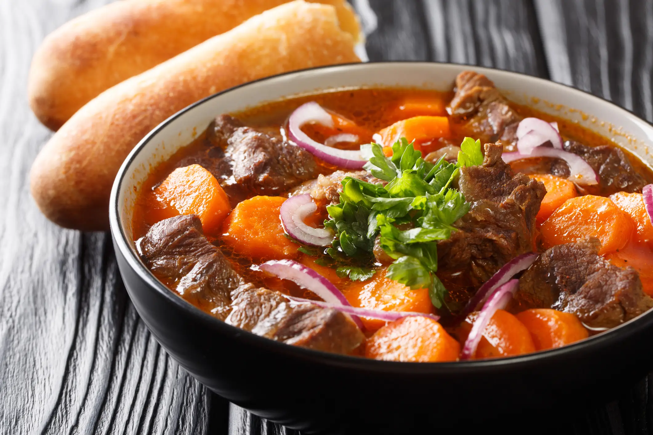 Nationalgerichte, Vietnam, Bo Kho Authentische vietnamesische Rindfleisch Eintopf Bo Kho in Schüssel.