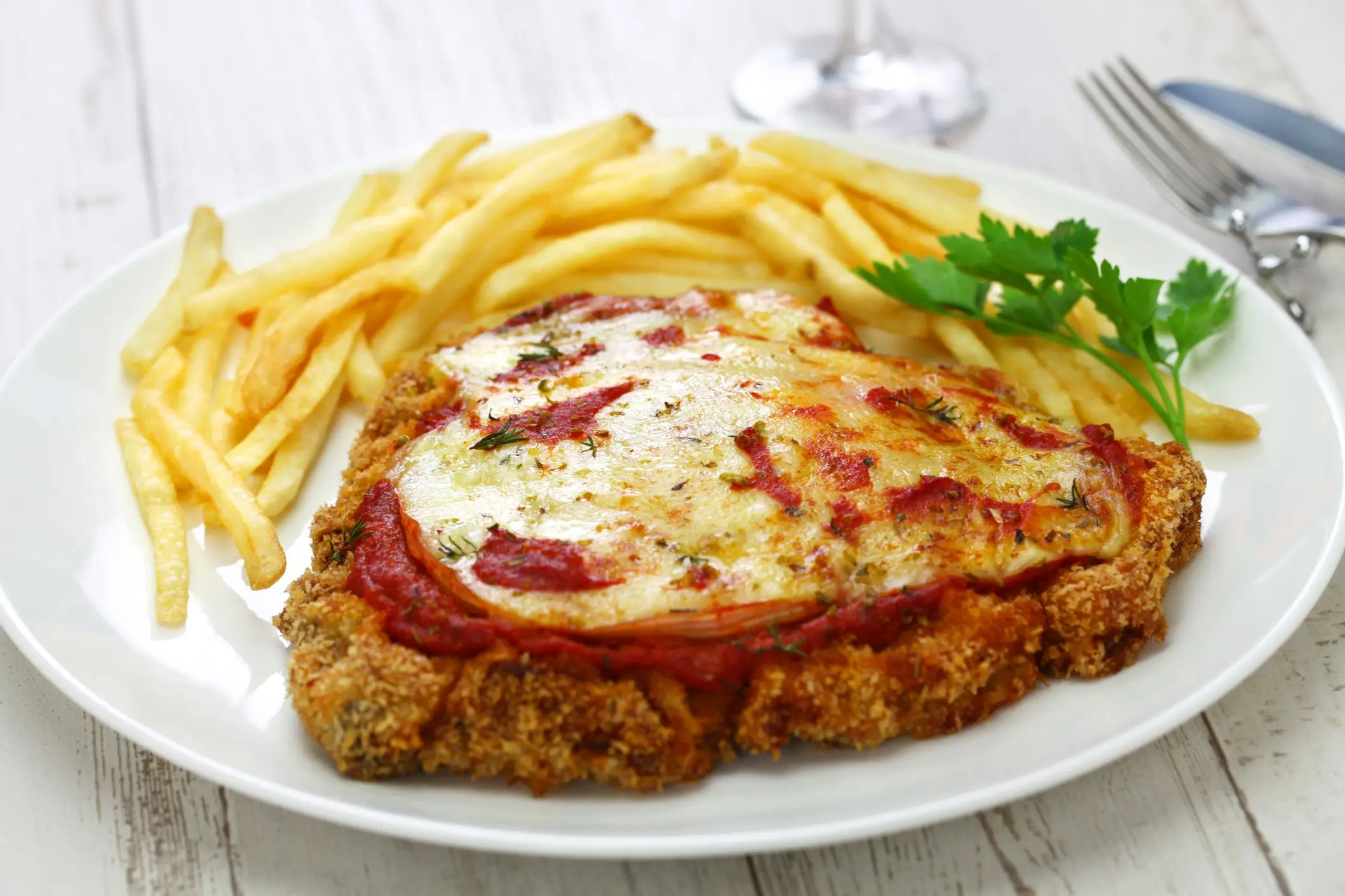 Argentine, Milanesa a la Napolitana Milanesa a la Napolitana, Argentine Escalope de bœuf panée avec fromage mozzarella & sauce tomate