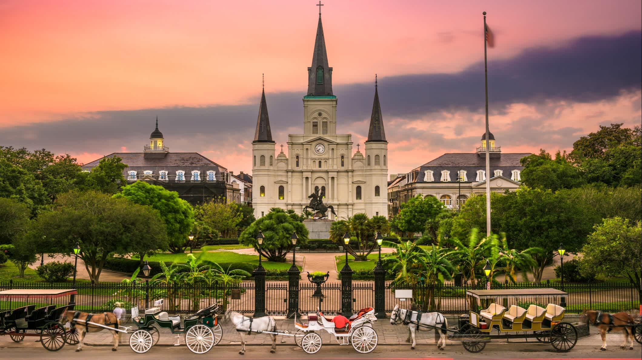 Der Blick auf den Jackson Square in New Orleans bei Sonnenuntergang, Louisiana, USA. 