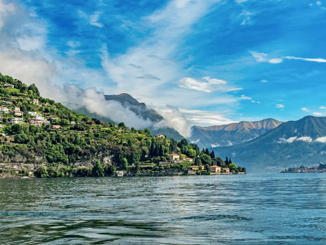 Der Strand von Lenno in der Lombardei am Comer See besticht durch seine ruhige Atmosphäre und den malerischen Blick auf das Wasser und die umliegenden Hügel.
