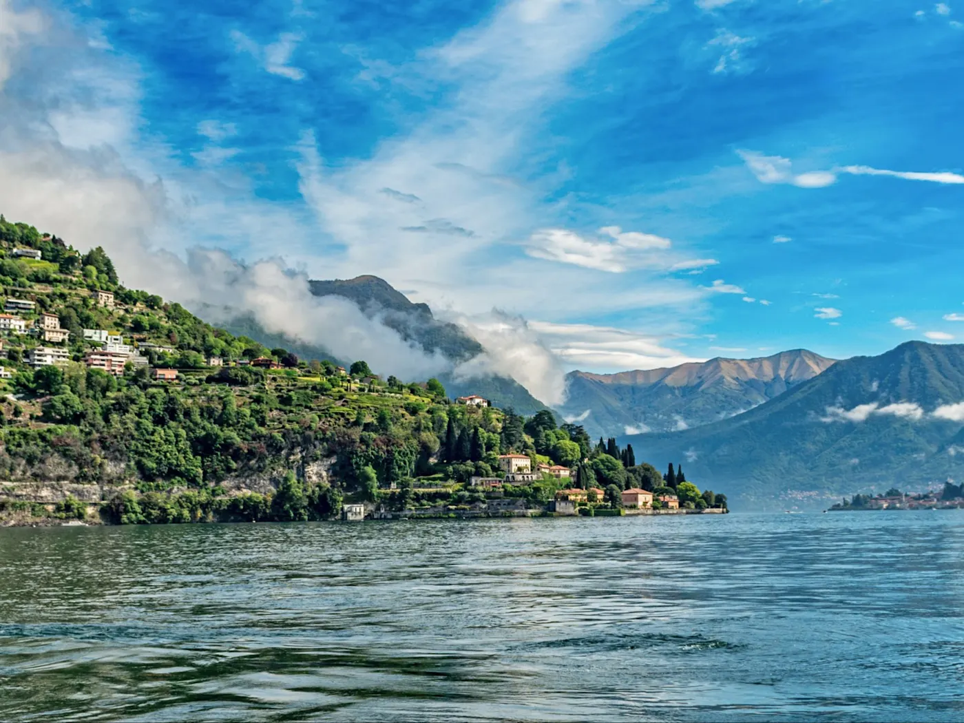 Lombardei Lenno, Italien Der Strand von Lenno in der Lombardei am Comer See besticht durch seine ruhige Atmosphäre und den malerischen Blick auf das Wasser und die umliegenden Hügel.