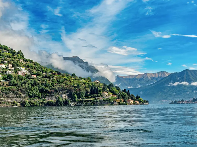 Lombardei Lenno, Italien La plage de Lenno, en Lombardie, sur le lac de Côme, séduit par son atmosphère paisible et sa vue pittoresque sur l'eau et les collines environnantes.