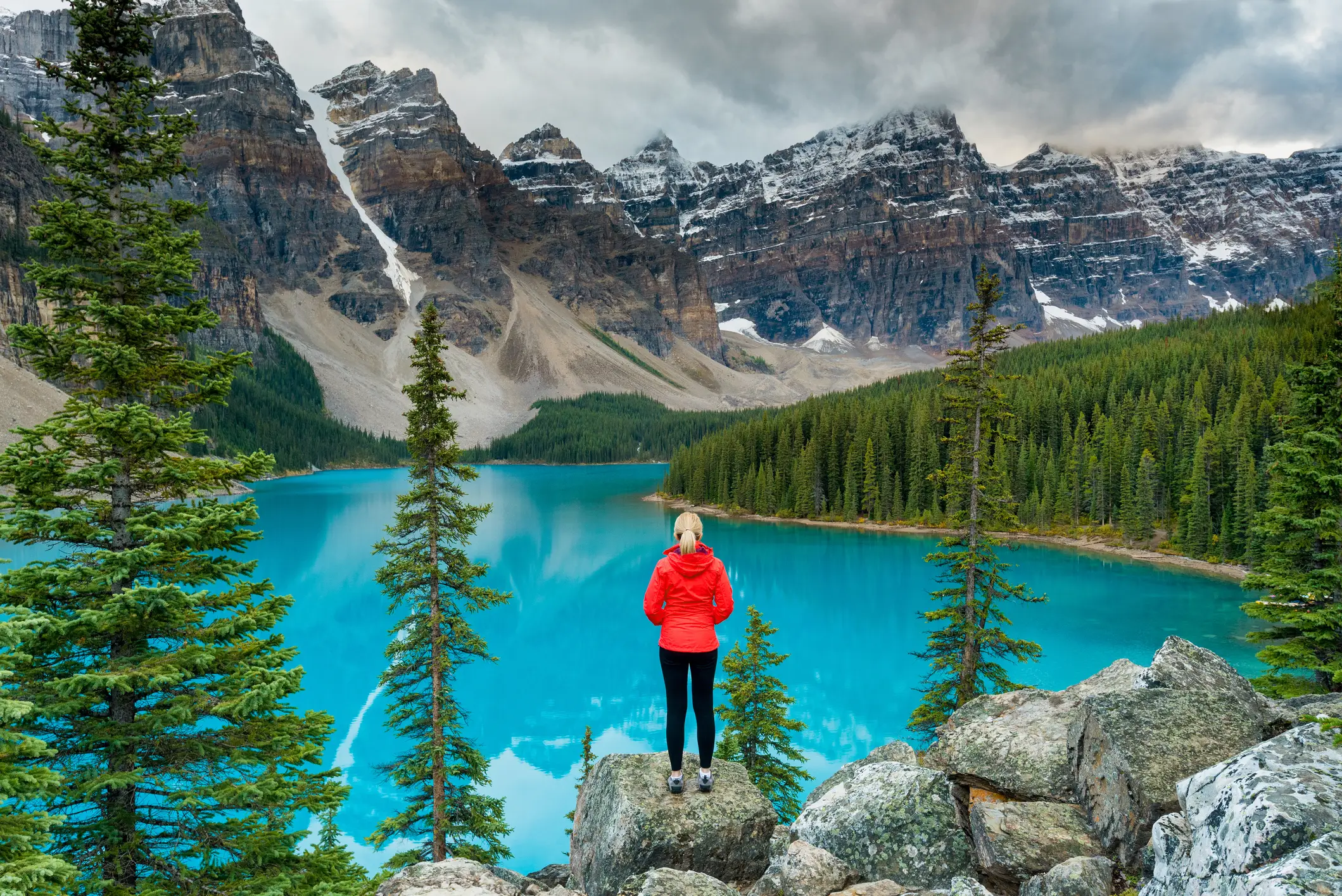 Canada, Parc national de Banff, lac Moraine Randonneuse avec vue sur le lac Moraine, parc national de Banff, Canada.