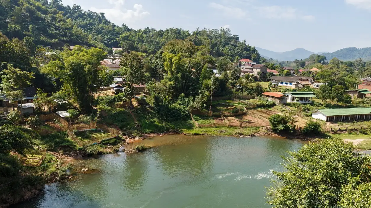 La rivière Nam Phak dans le village de Muang La, province d'Oudomxay, au Laos