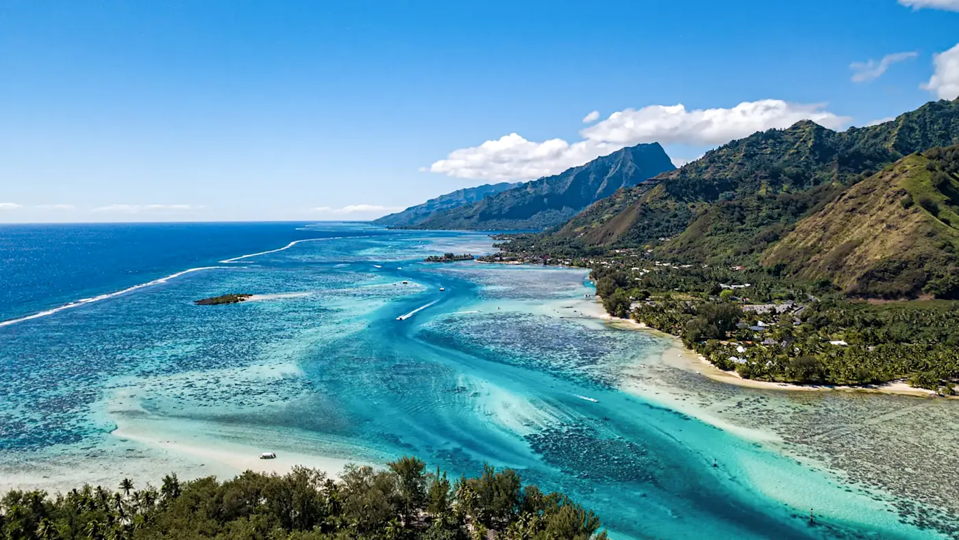 Lagune turquoise avec montagnes. Papetoai, Mo'orea, Polynésie française.
