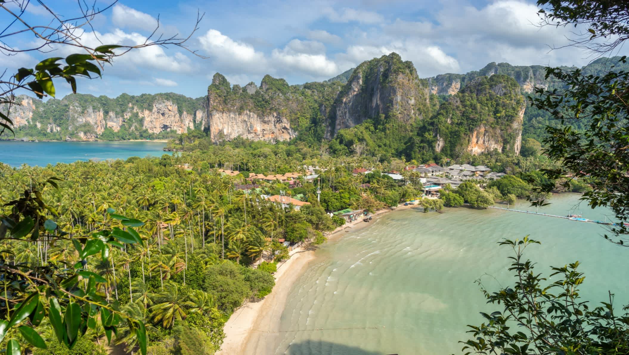 Blick aus einer Höhe auf der Halbinsel Railay en Thaïlande