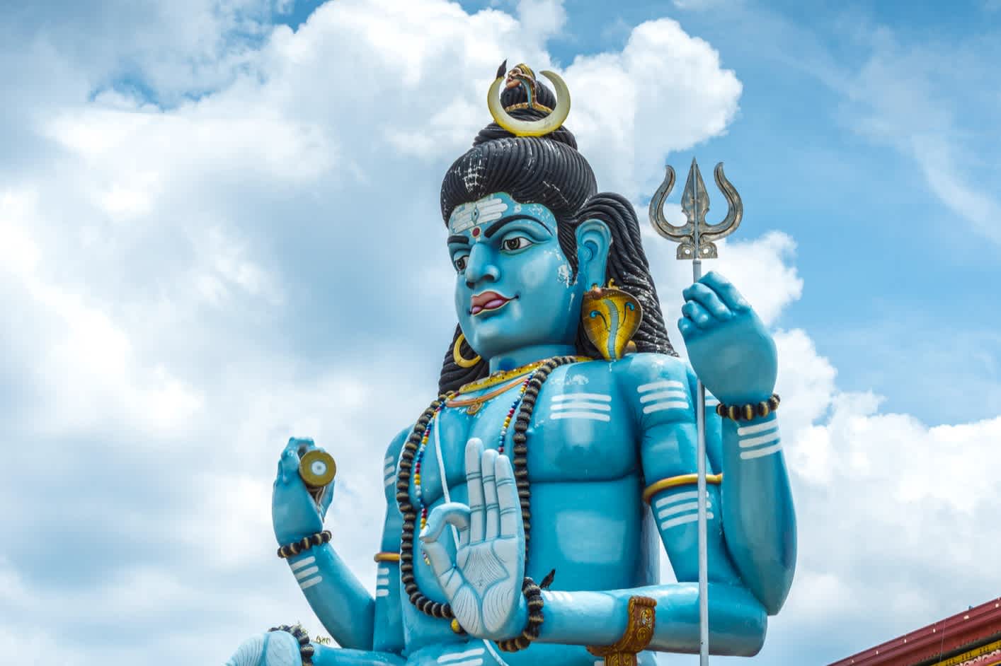 Blaue Statue des Gotts Shiva in Sri Lanka.