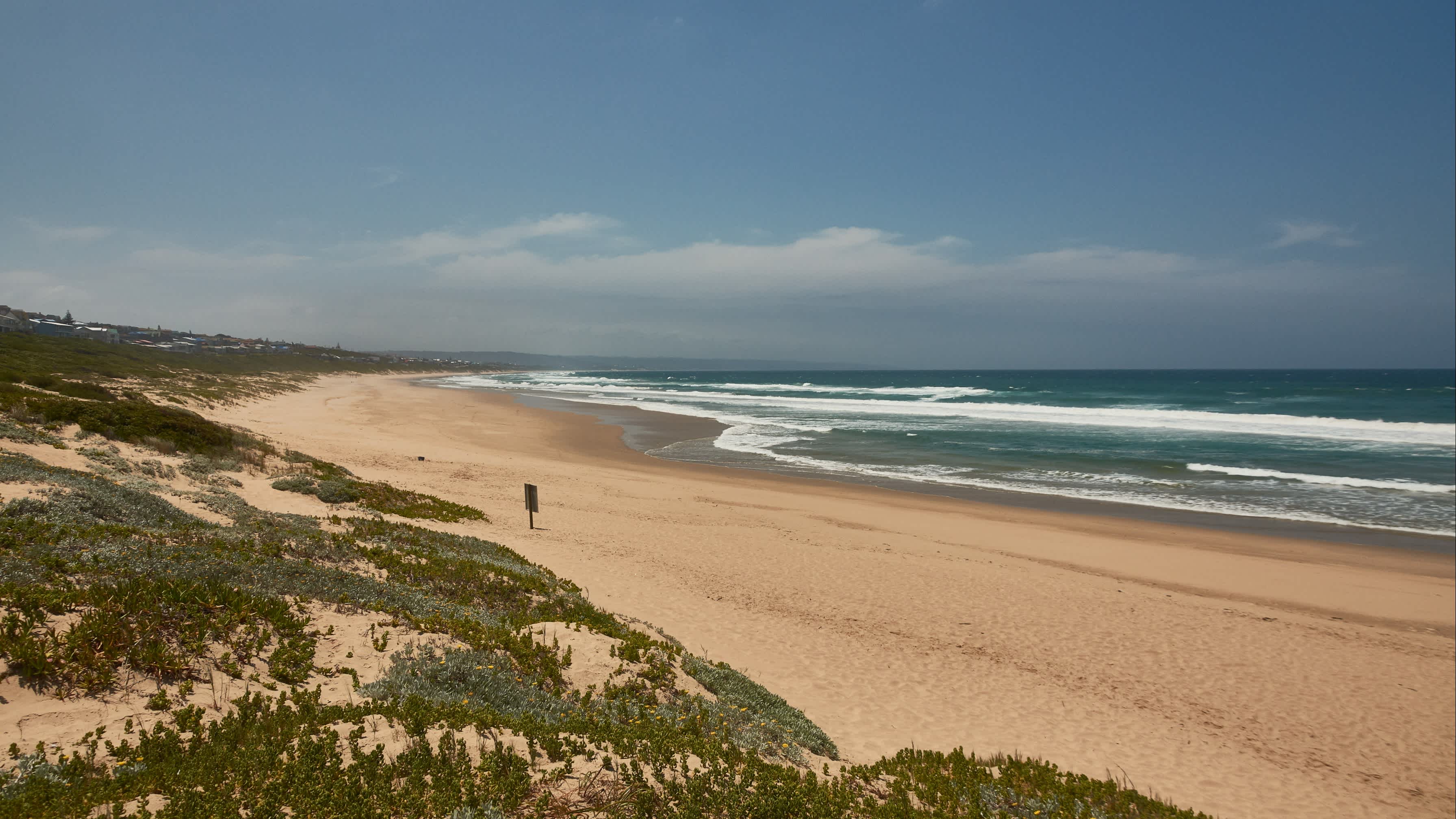 Vue panoramique sur la plage entre Hartenbos Lagoon et Klein Brak River, près de Mosselbaai, Afrique du Sud.