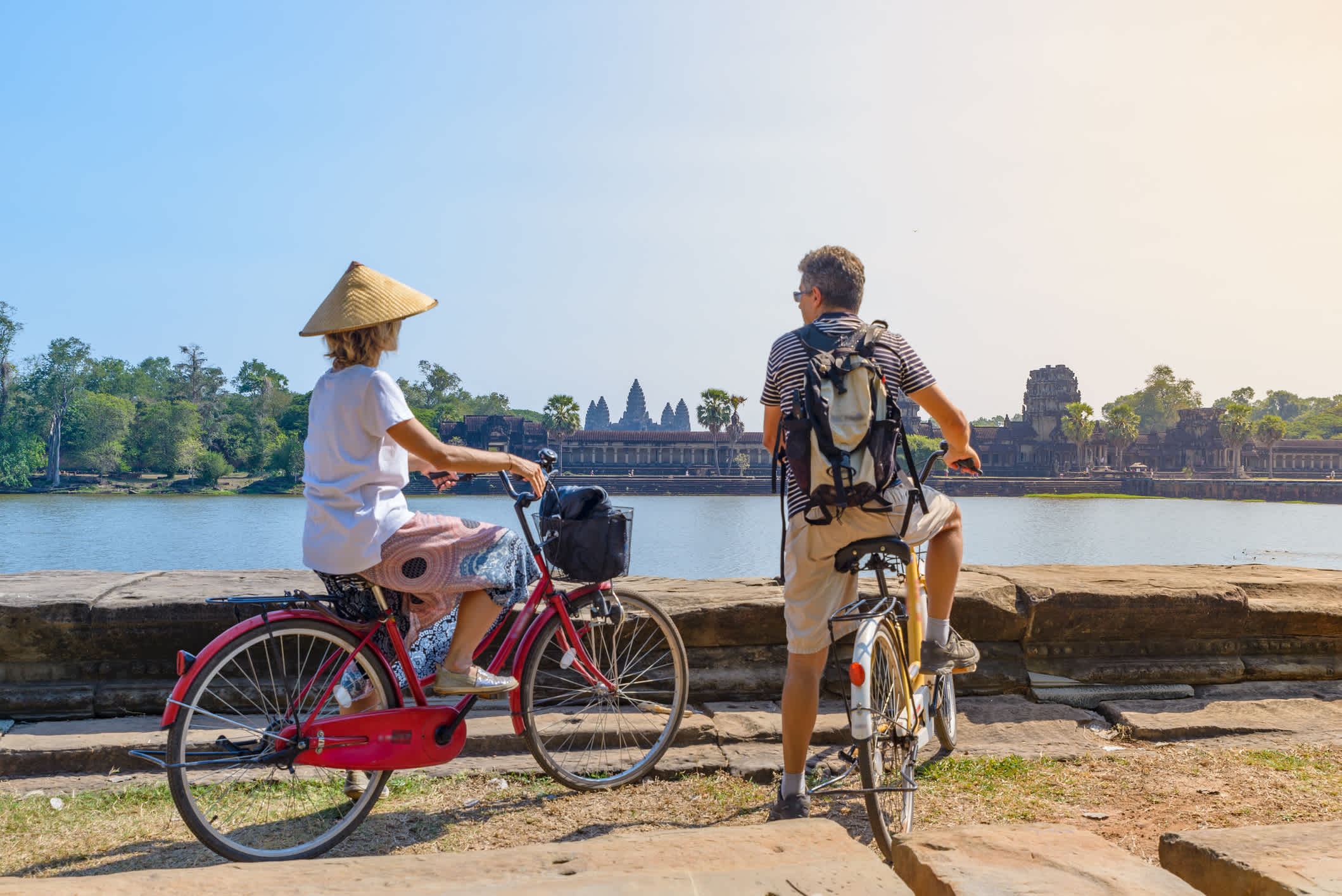 Ein Touristenpaar Rad fahren in Angkor Tempel, Kambodscha. 