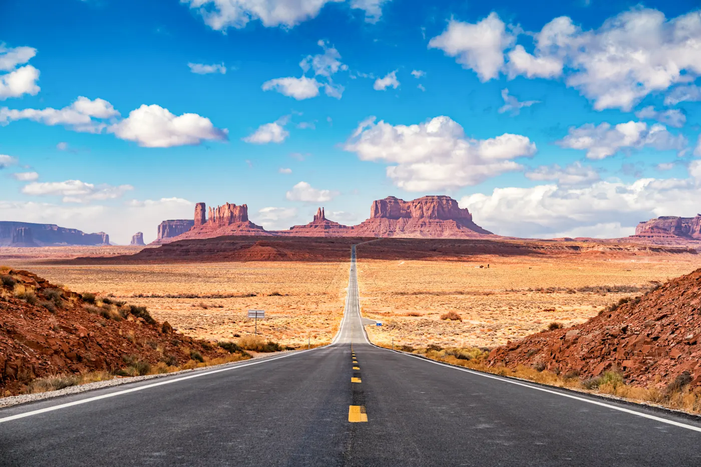 Longue route à Monument Valley dans l'Utah, aux États-Unis.