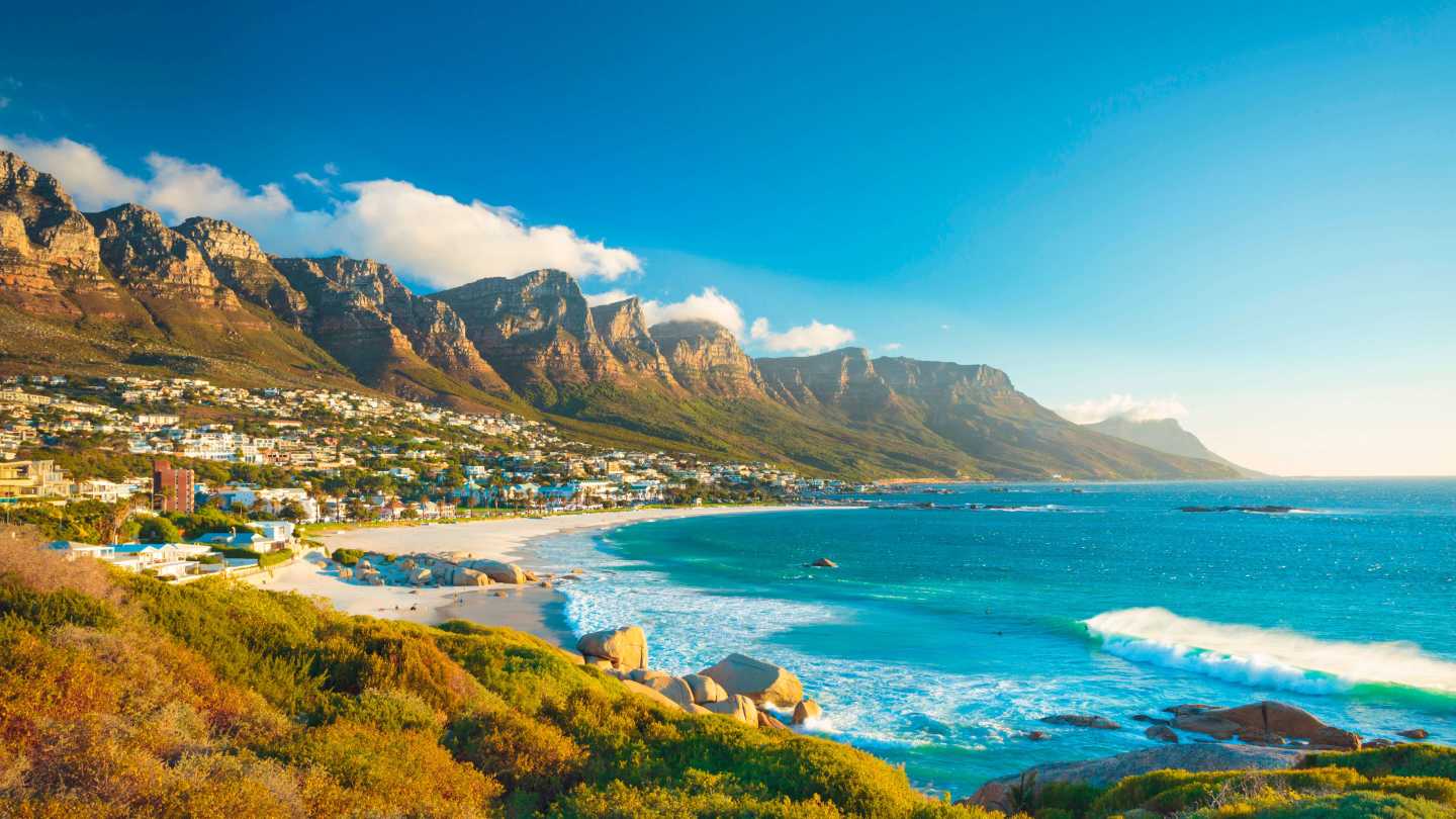 Vue sur le littoral de la ville du Cap en Afrique du Sud et la célèbre Table Mountain.
