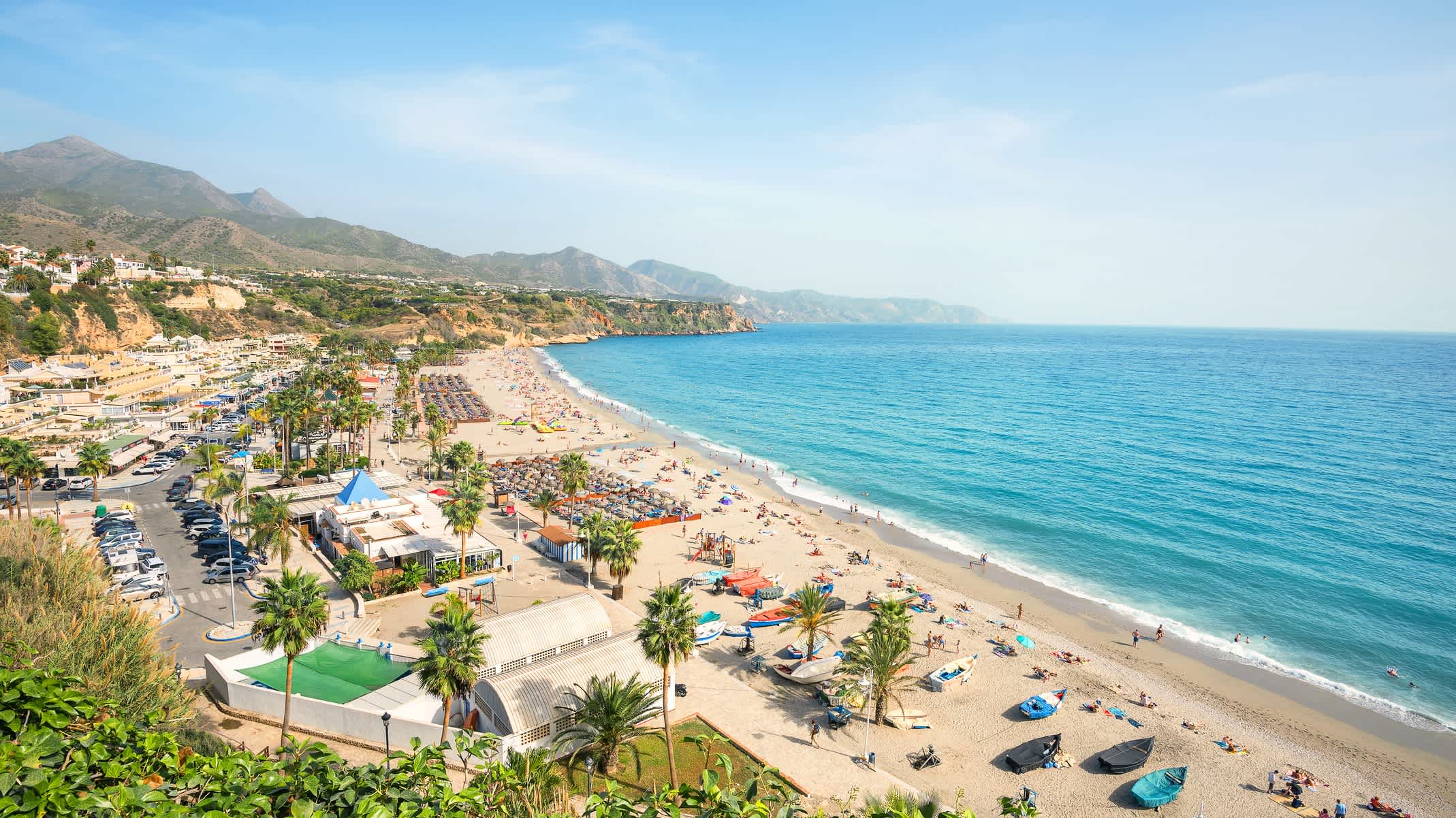 Blick auf den Strand in Nerja, Costa del Sol, Andalusien, Spanien


