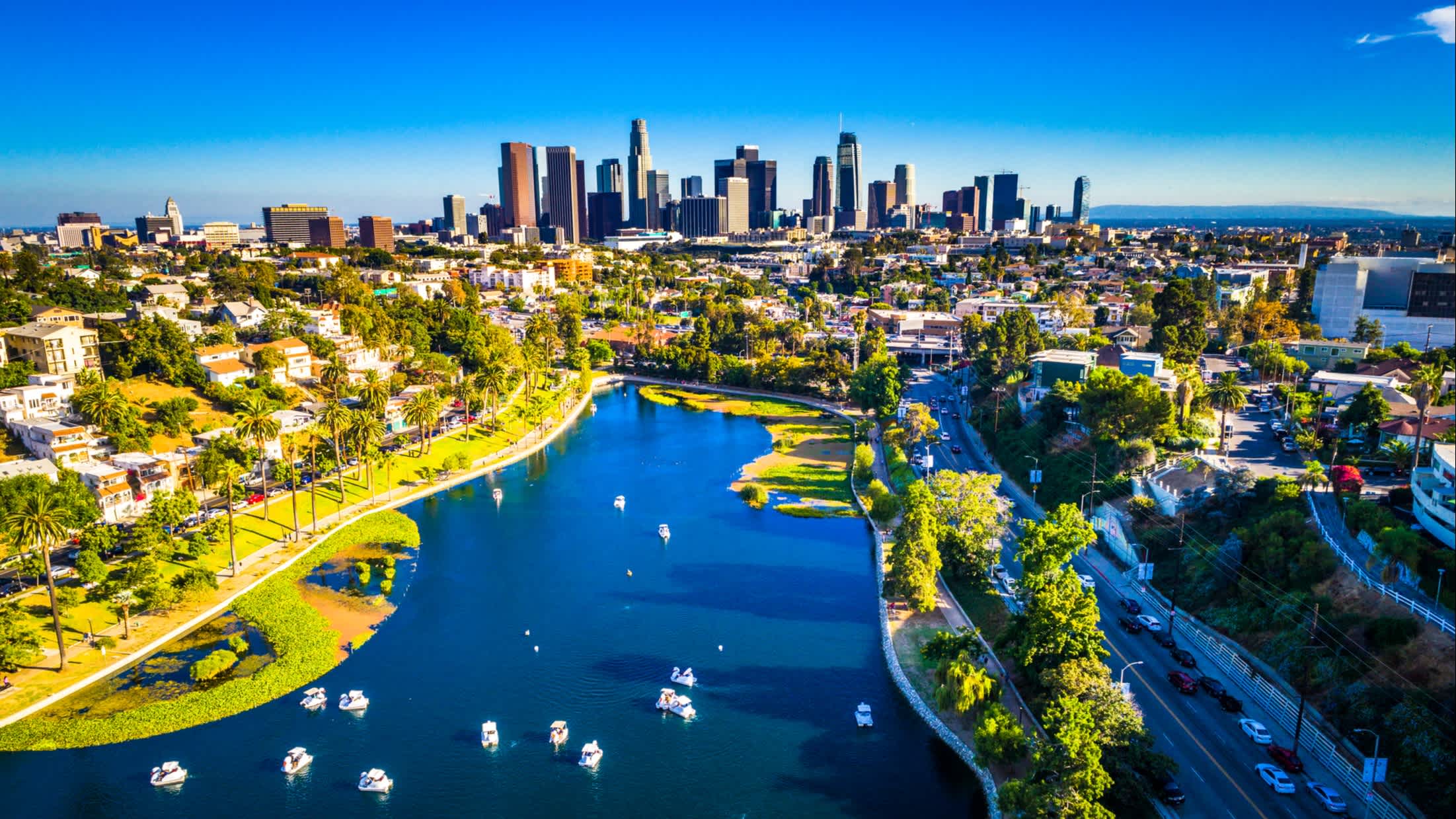 Luftaufnahme des Echo Lakes in mit Cityscape im Hintergrund, Los Angeles, Kalifornien, USA.

