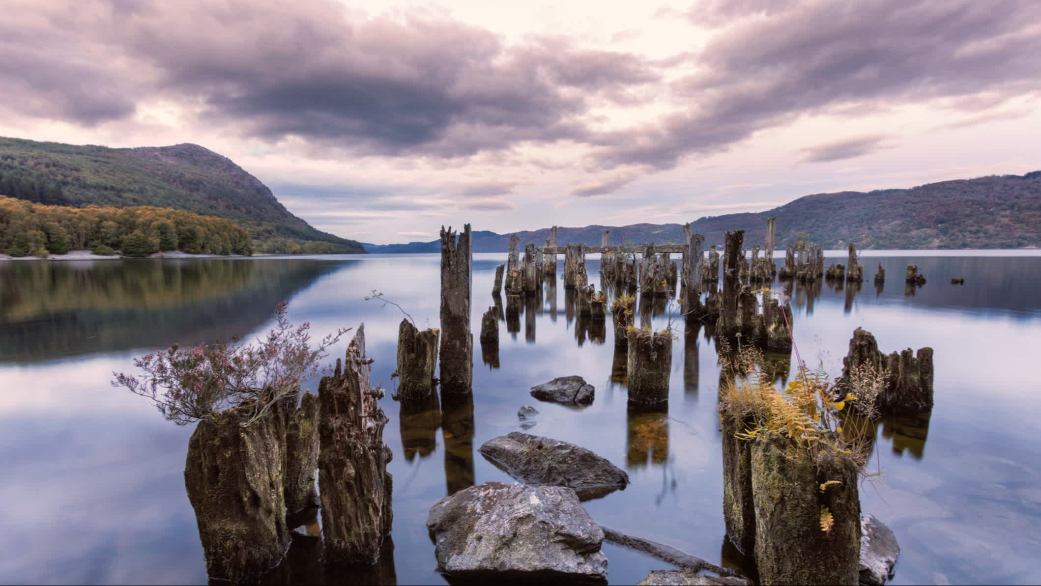 Loch Ness in den schottischen Highlands 
