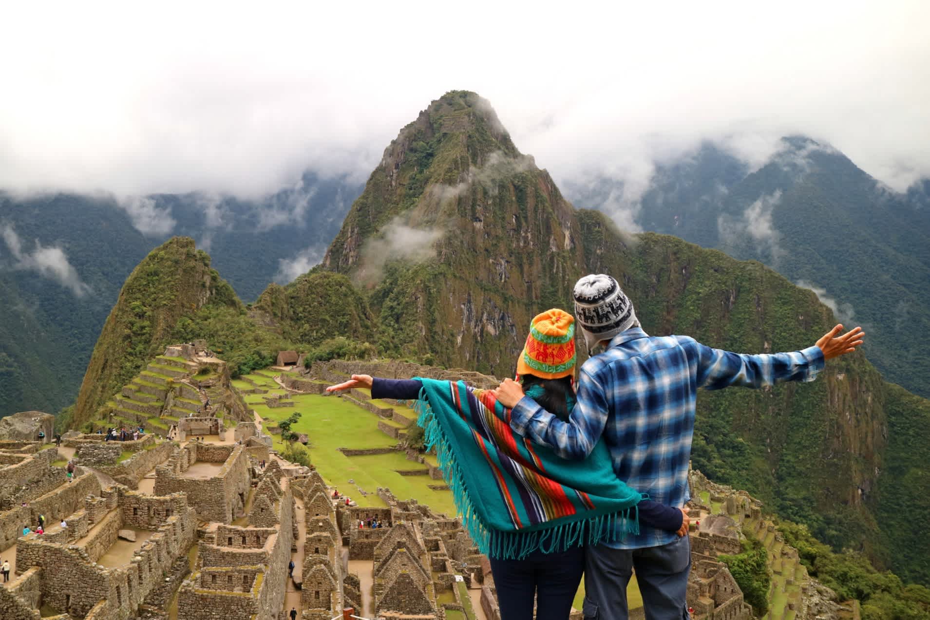 Ein Paar, das die Landschaft von Machu Picchu in Peru bewundert. 

