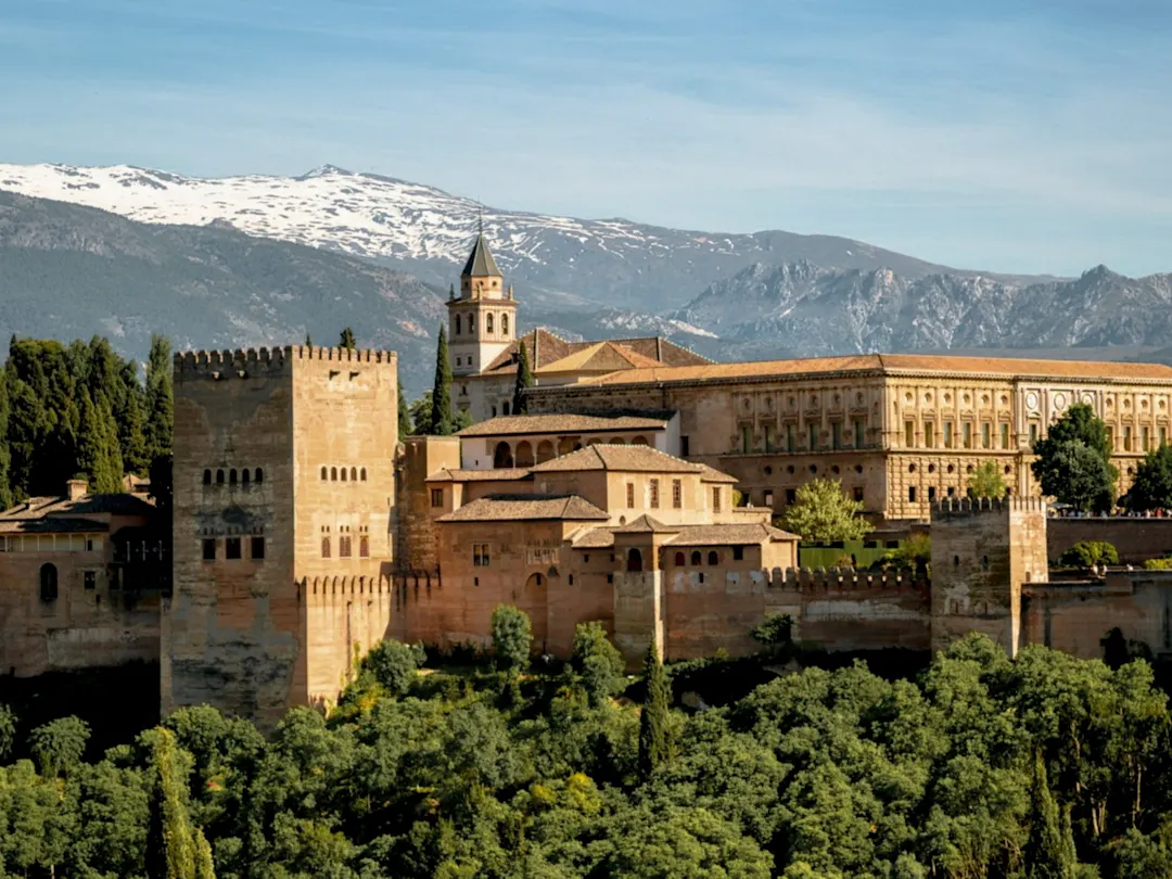 Historischer Alhambra-Palastkomplex mit verzierten Türmen und üppigen Gärten. Granada, Andalusien, Spanien