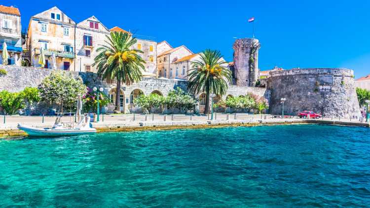 Blick auf die Küstenstadt und die Strandpromenade auf der Insel Korcula in Kroatien.
