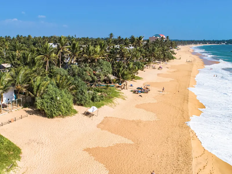 Hikkaduwa Beach, Sri Lanka Der Hikkaduwa Beach in Sri Lanka ist bekannt für sein klares Wasser, bunte Korallenriffe und eine lebendige Atmosphäre, perfekt zum Schnorcheln und Surfen