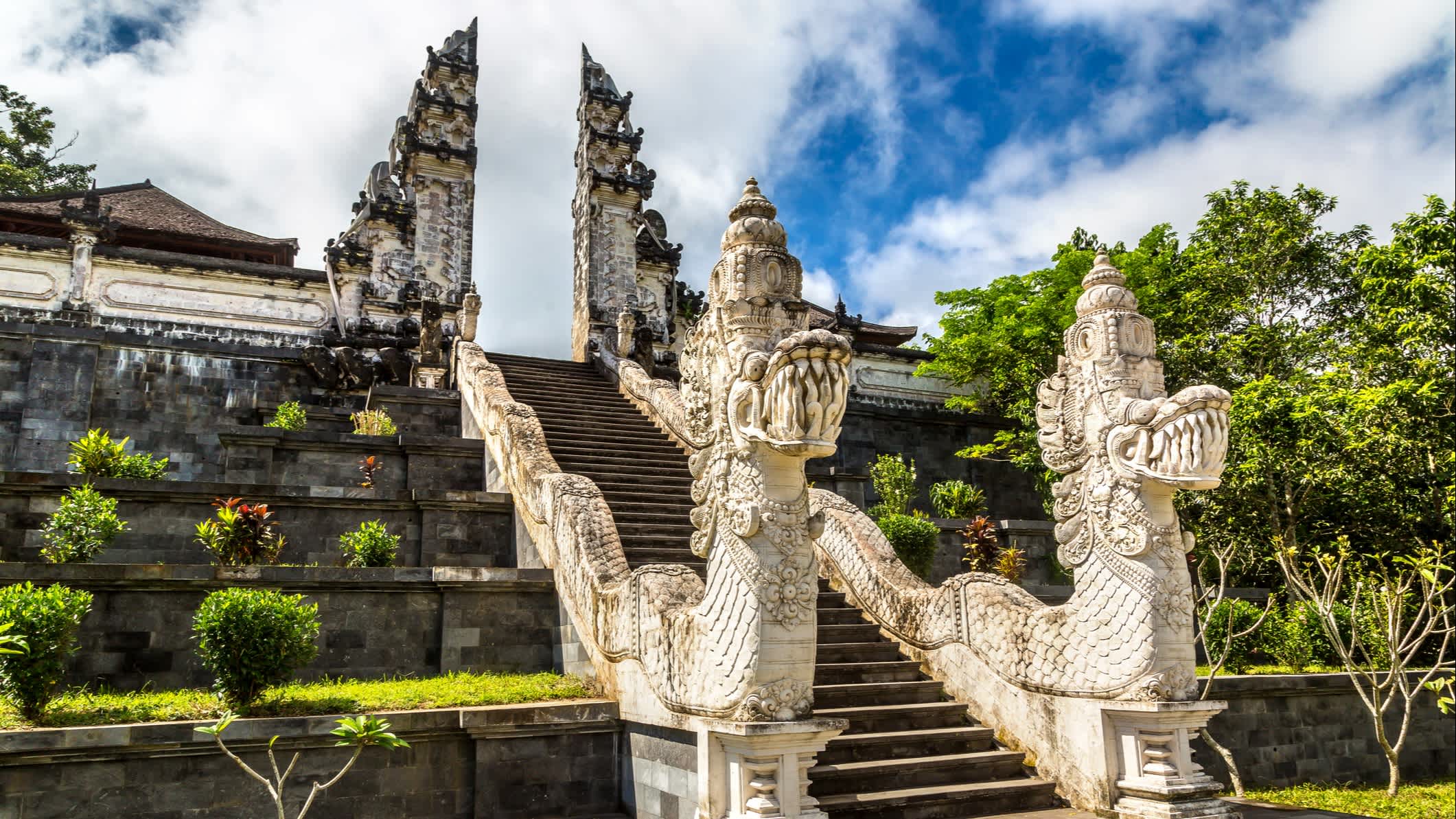 Statues de dragons devant la porte du ciel, Temple Pura Agung Lempuyang, à Bali, en Indonésie