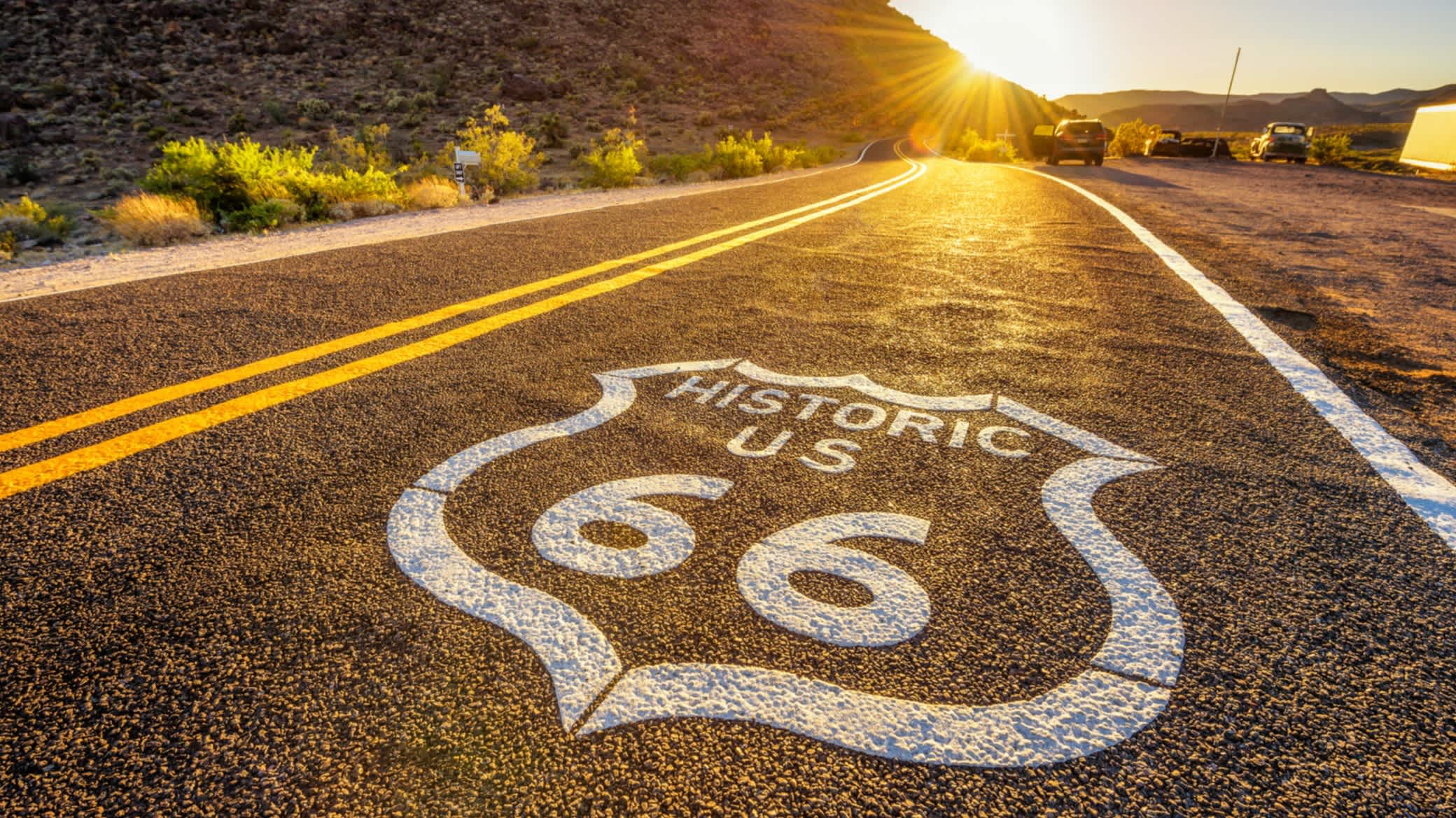 La célèbre Route 66 en Californie, États-Unis, au coucher du soleil