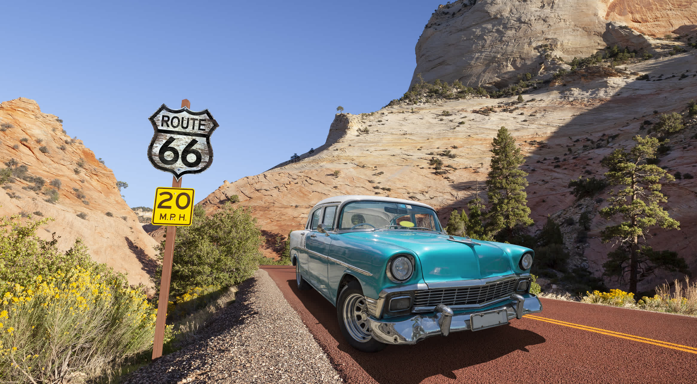 Oldtimer auf der Route 66 durch den Nationalpark, Kalifornien, USA. 