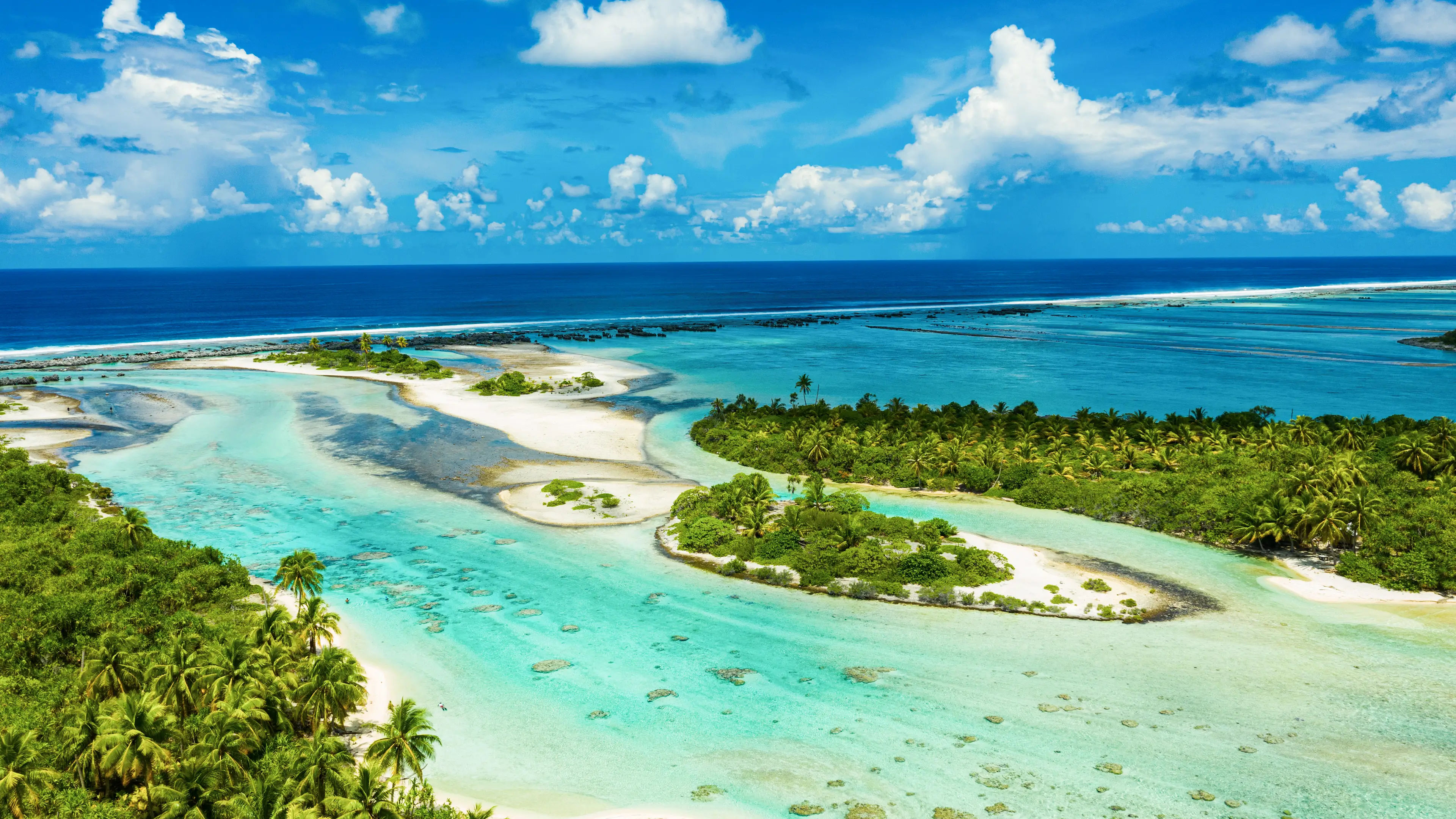 Französisch-Polynesien, Tuamotu, Tikehau Lagune mit kleinen Inseln und Palmen. Tikehau, Tuamotu, Französisch-Polynesien.