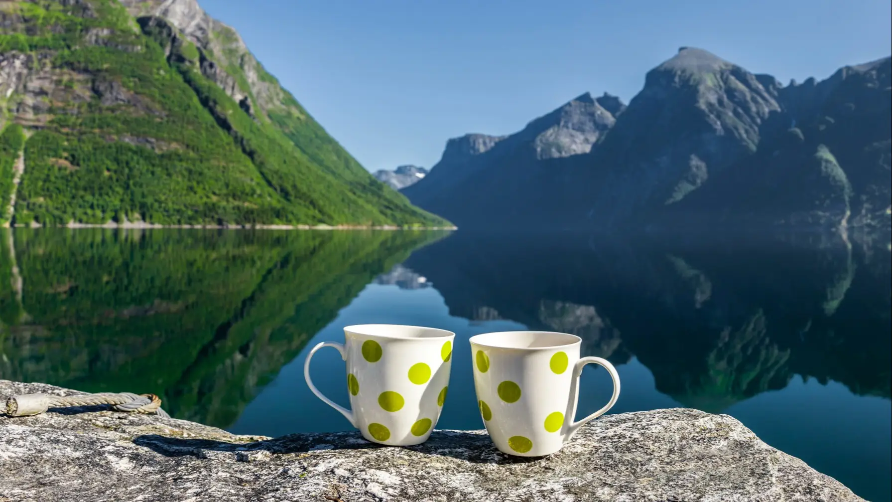 Petit déjeuner avec vue sur le Hjørundfjord en Norvège.

