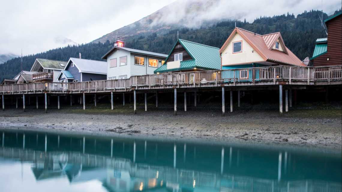 Bunte Häuser unter Nebel und über Wasser in Seward, Alaska, USA