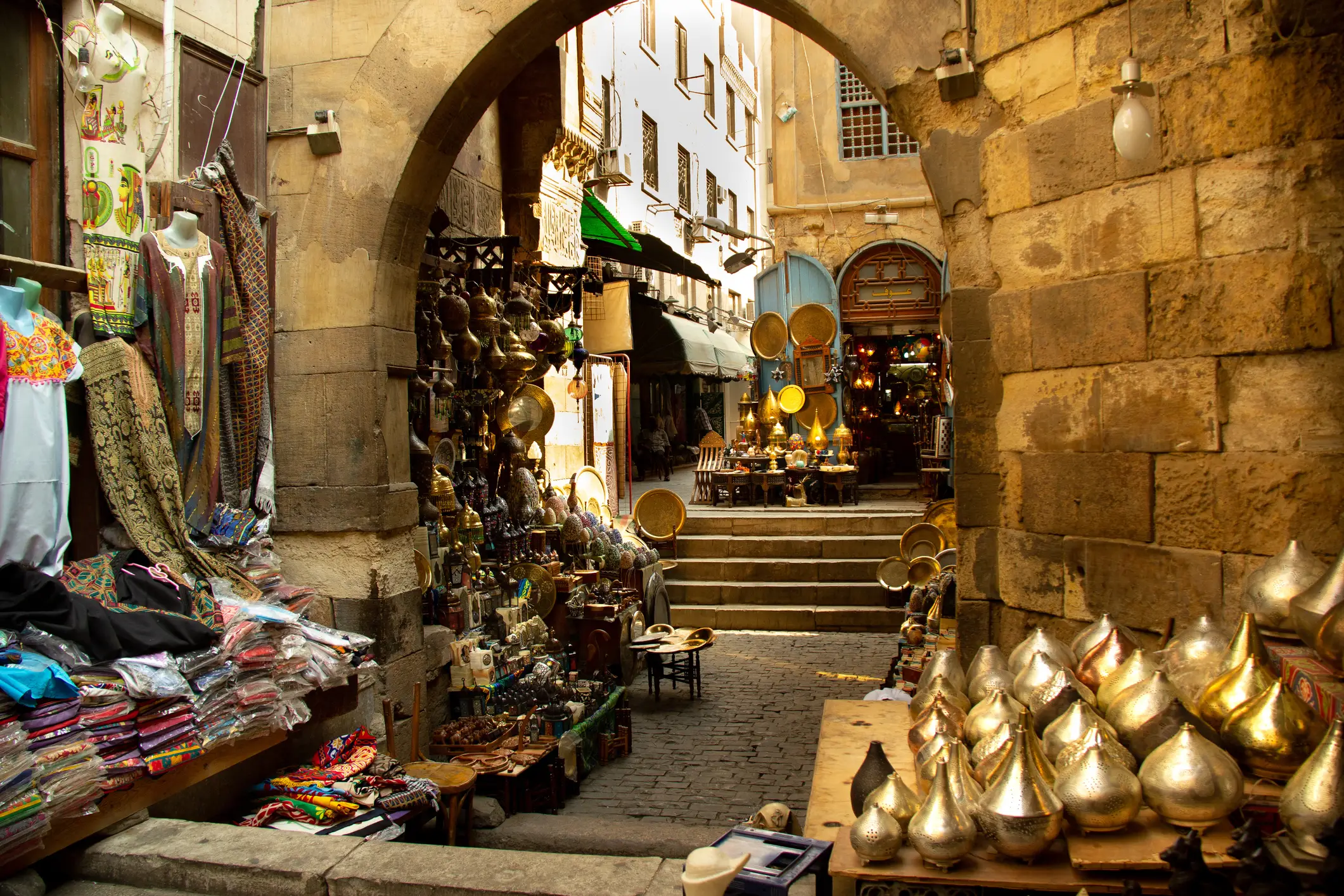 Blick auf den riesigen und exotischen Khan Al-Khalili Souk im Herzen von Kairo, Ägypten.

