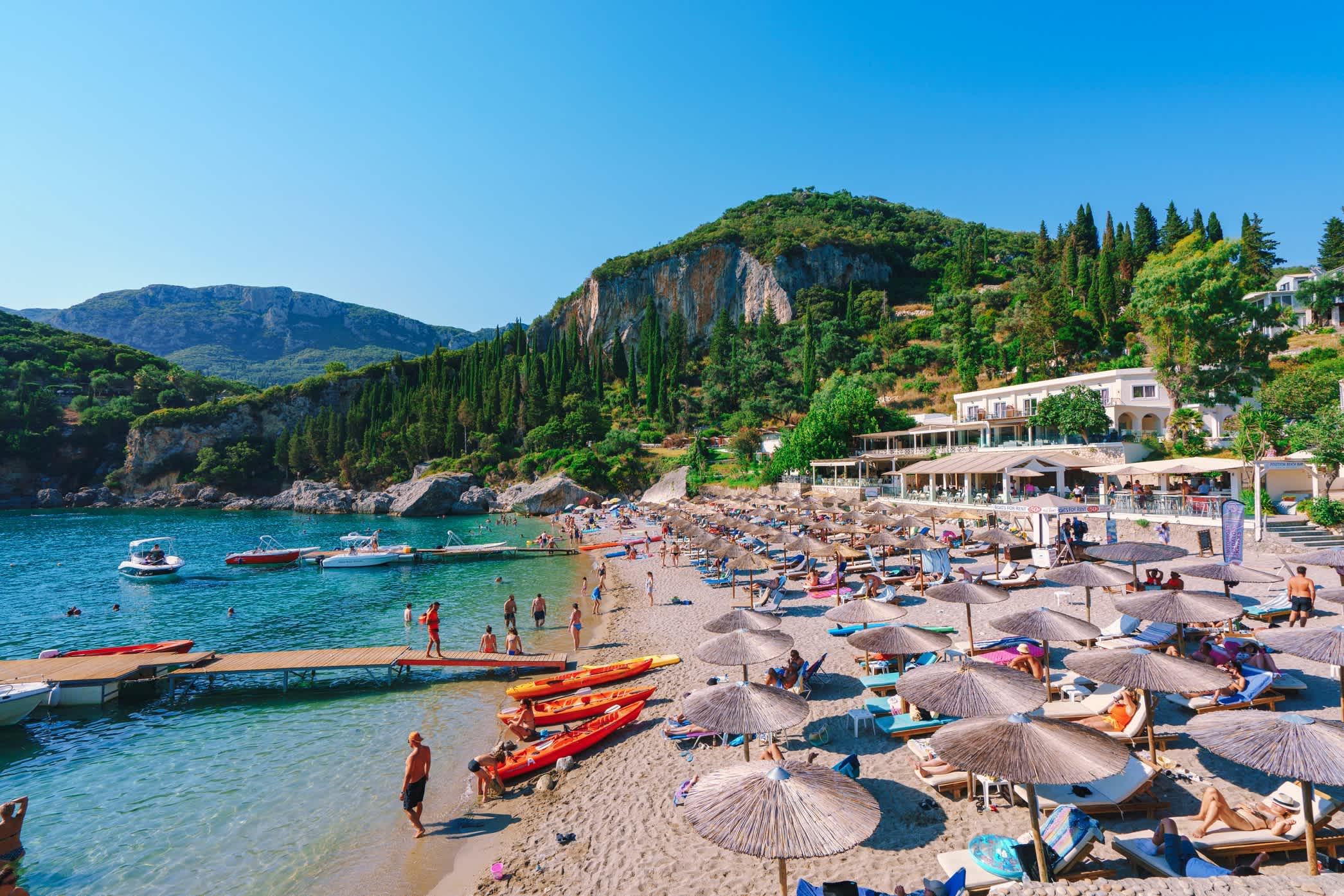 Lipades Strand auf Korfu mit Sonnenschirmen